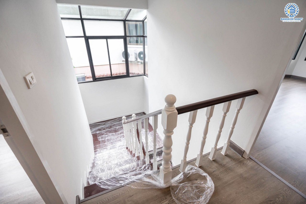 บ้านมือสองตกแต่งใหม่ ม.ปฐวีกาญจน์ ประชาชื่น-แจ้งวัฒนะ บ้านหลังมุม ทำเลโซนเมือง ดีไซน์สุดClassic เนื้อที่ 65 ตร.ว. ฟังก์ชั่น 4 ห้องนอน 3 ห้องน้ำ มี Living Room กว้างขวางบนพื้นที่ใช้สอยกว่า 319.6 ตร.ม. เดินทางสู่ใจกลางเมืองได้อย่างรวดเร็ว ใกล้เซ็นทรัลแจ้งวัฒนะ สนามบินดอนเมือง ทางด่วนศรีสมาน และรถไฟฟ้าสายสีแดง...