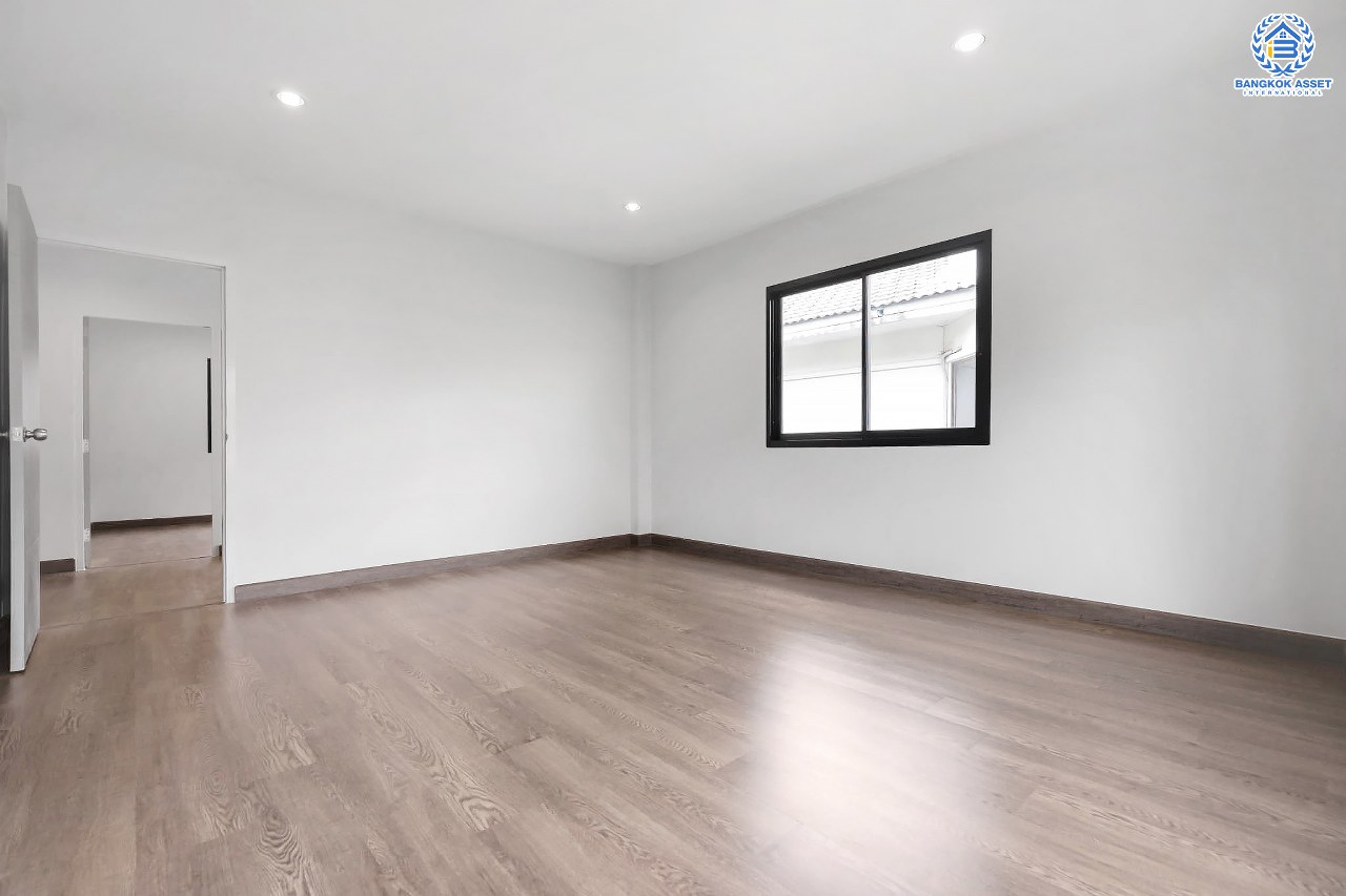 บ้านมือสองตกแต่งใหม่ ม.ปฐวีกาญจน์ ประชาชื่น-แจ้งวัฒนะ บ้านหลังมุม ทำเลโซนเมือง ดีไซน์สุดClassic เนื้อที่ 65 ตร.ว. ฟังก์ชั่น 4 ห้องนอน 3 ห้องน้ำ มี Living Room กว้างขวางบนพื้นที่ใช้สอยกว่า 319.6 ตร.ม. เดินทางสู่ใจกลางเมืองได้อย่างรวดเร็ว ใกล้เซ็นทรัลแจ้งวัฒนะ สนามบินดอนเมือง ทางด่วนศรีสมาน และรถไฟฟ้าสายสีแดง...