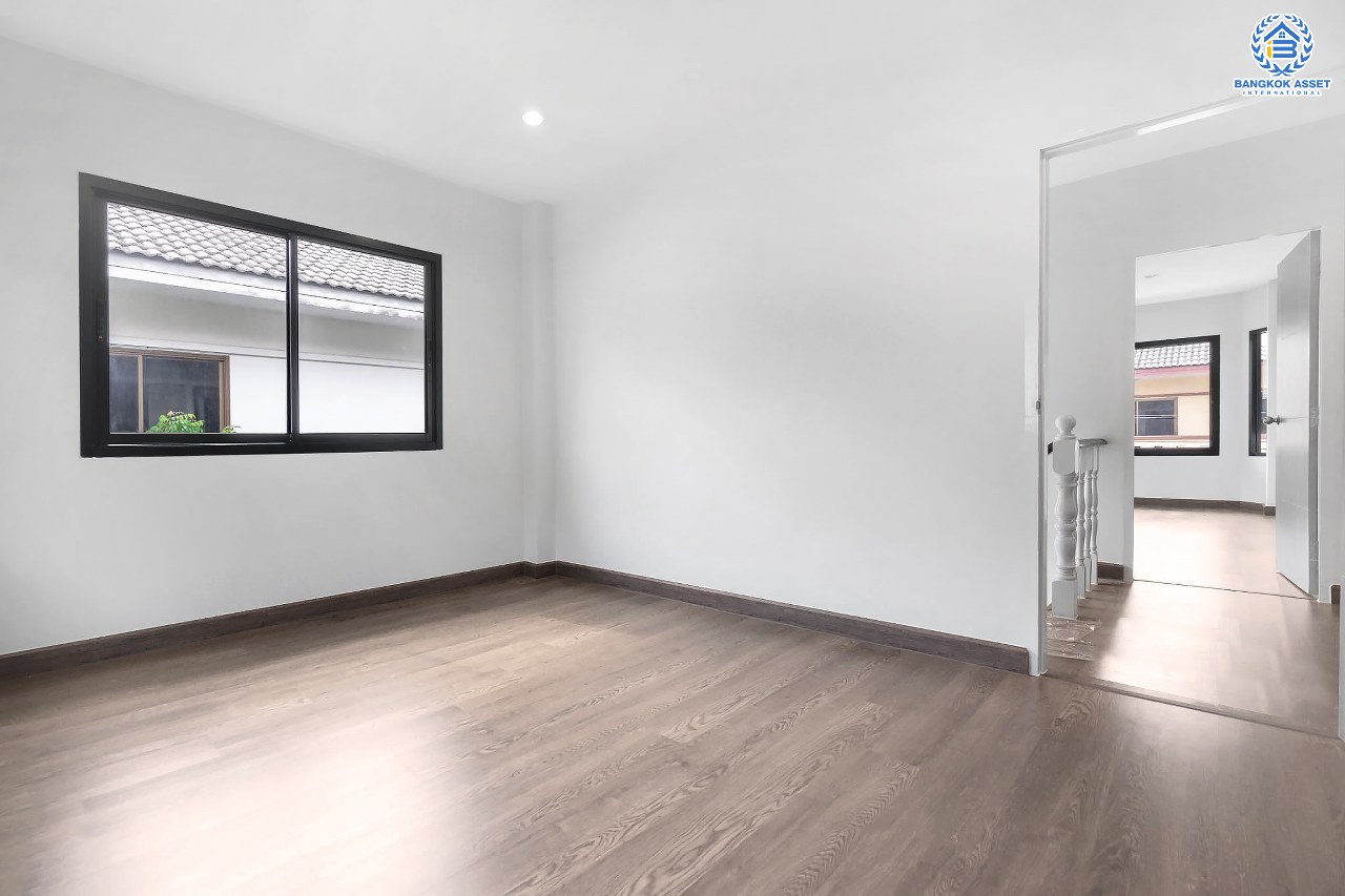 บ้านมือสองตกแต่งใหม่ ม.ปฐวีกาญจน์ ประชาชื่น-แจ้งวัฒนะ บ้านหลังมุม ทำเลโซนเมือง ดีไซน์สุดClassic เนื้อที่ 65 ตร.ว. ฟังก์ชั่น 4 ห้องนอน 3 ห้องน้ำ มี Living Room กว้างขวางบนพื้นที่ใช้สอยกว่า 319.6 ตร.ม. เดินทางสู่ใจกลางเมืองได้อย่างรวดเร็ว ใกล้เซ็นทรัลแจ้งวัฒนะ สนามบินดอนเมือง ทางด่วนศรีสมาน และรถไฟฟ้าสายสีแดง...