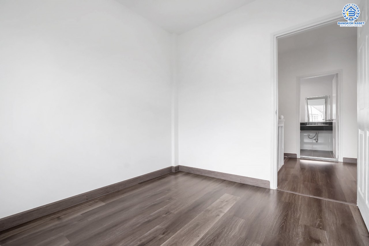 บ้านมือสองตกแต่งใหม่ ห้องมุม! ม.ทิพย์พิมานการ์เด้น บ้านกล้วย-ไทรน้อย เนื้อที่ 40 ตร.ว. ฟังก์ชั่น 3 ห้องนอน 2 ห้องน้ำ ต่อเติมเต็มพร้อมเข้าอยู่ บนทำเลศักยภาพ เดินทางสะดวกเข้า-ออกได้ 2 เส้นทางหลัก ได้แก่ ซอยวัดลาดปลาดุก , บ้านกล้วย-ไทรน้อย ใกล้เซ็นทรัลเวสต์เกต และรถไฟฟ้า "สถานีคลองบางไผ่"...