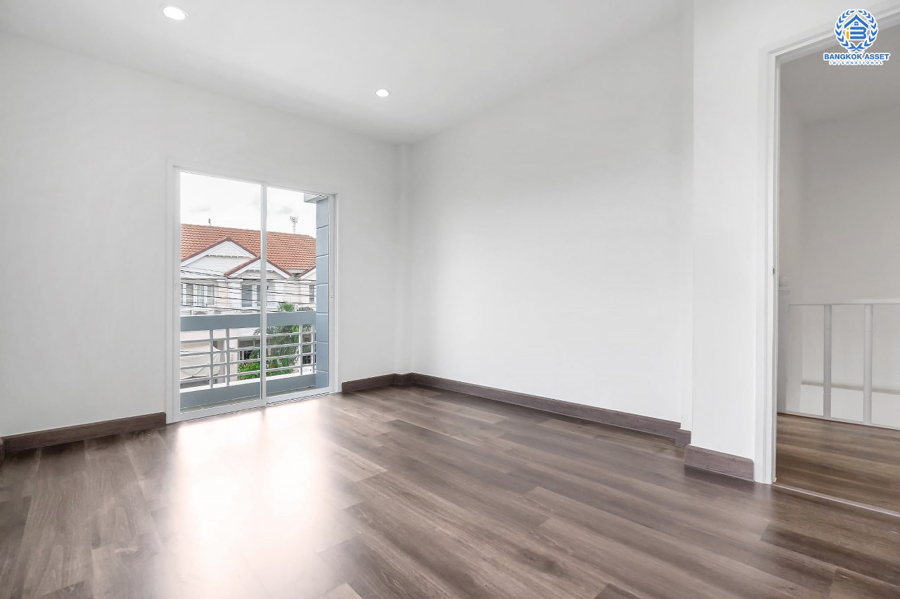 บ้านมือสองตกแต่งใหม่ ห้องมุม! ม.ทิพย์พิมานการ์เด้น บ้านกล้วย-ไทรน้อย เนื้อที่ 40 ตร.ว. ฟังก์ชั่น 3 ห้องนอน 2 ห้องน้ำ ต่อเติมเต็มพร้อมเข้าอยู่ บนทำเลศักยภาพ เดินทางสะดวกเข้า-ออกได้ 2 เส้นทางหลัก ได้แก่ ซอยวัดลาดปลาดุก , บ้านกล้วย-ไทรน้อย ใกล้เซ็นทรัลเวสต์เกต และรถไฟฟ้า "สถานีคลองบางไผ่"...