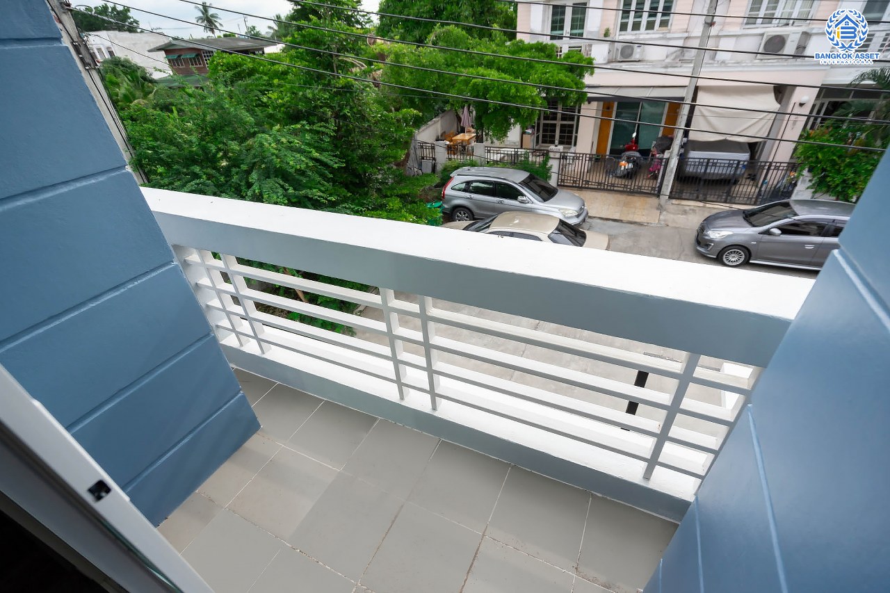 บ้านมือสองตกแต่งใหม่ ห้องมุม! ม.ทิพย์พิมานการ์เด้น บ้านกล้วย-ไทรน้อย เนื้อที่ 40 ตร.ว. ฟังก์ชั่น 3 ห้องนอน 2 ห้องน้ำ ต่อเติมเต็มพร้อมเข้าอยู่ บนทำเลศักยภาพ เดินทางสะดวกเข้า-ออกได้ 2 เส้นทางหลัก ได้แก่ ซอยวัดลาดปลาดุก , บ้านกล้วย-ไทรน้อย ใกล้เซ็นทรัลเวสต์เกต และรถไฟฟ้า "สถานีคลองบางไผ่"...