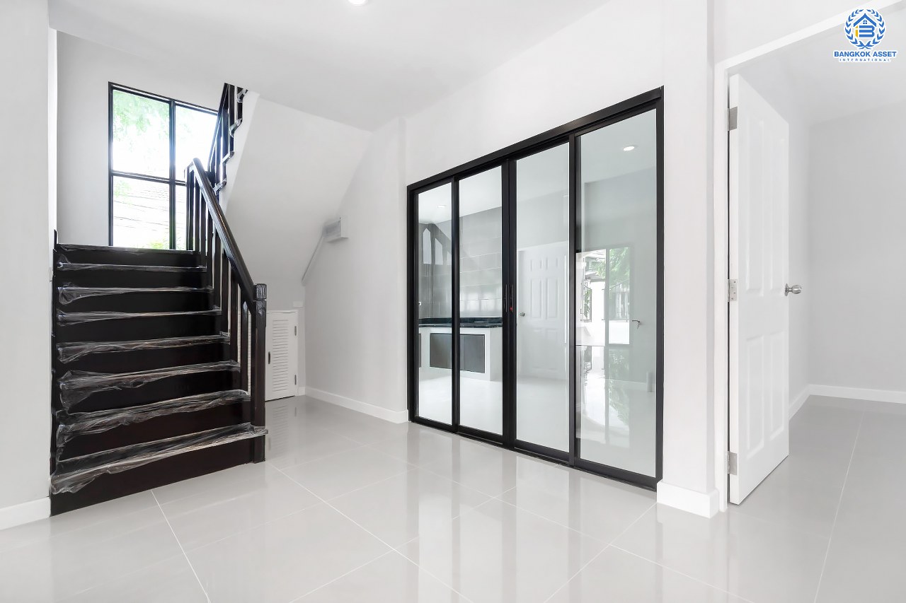 บ้านมือสองตกแต่งใหม่ #หลังมุม ม.บุญโต ทำเลโซนเมือง! แจ้งวัฒนะ-ประชาชื่น เนื้อที่ 50 ตร.ว. ฟังก์ชั่นจัดเต็ม 4 ห้องนอน 3 ห้องน้ำ  รองรับทุกการอยู่อาศัย ทำเลเดินทางสะดวกเพียง 1 กม.จากจุดขึ้นทางด่วนศรีสมาน ใกล้เมืองทองธานี และเซ็นทรัลแจ้งวัฒนะ