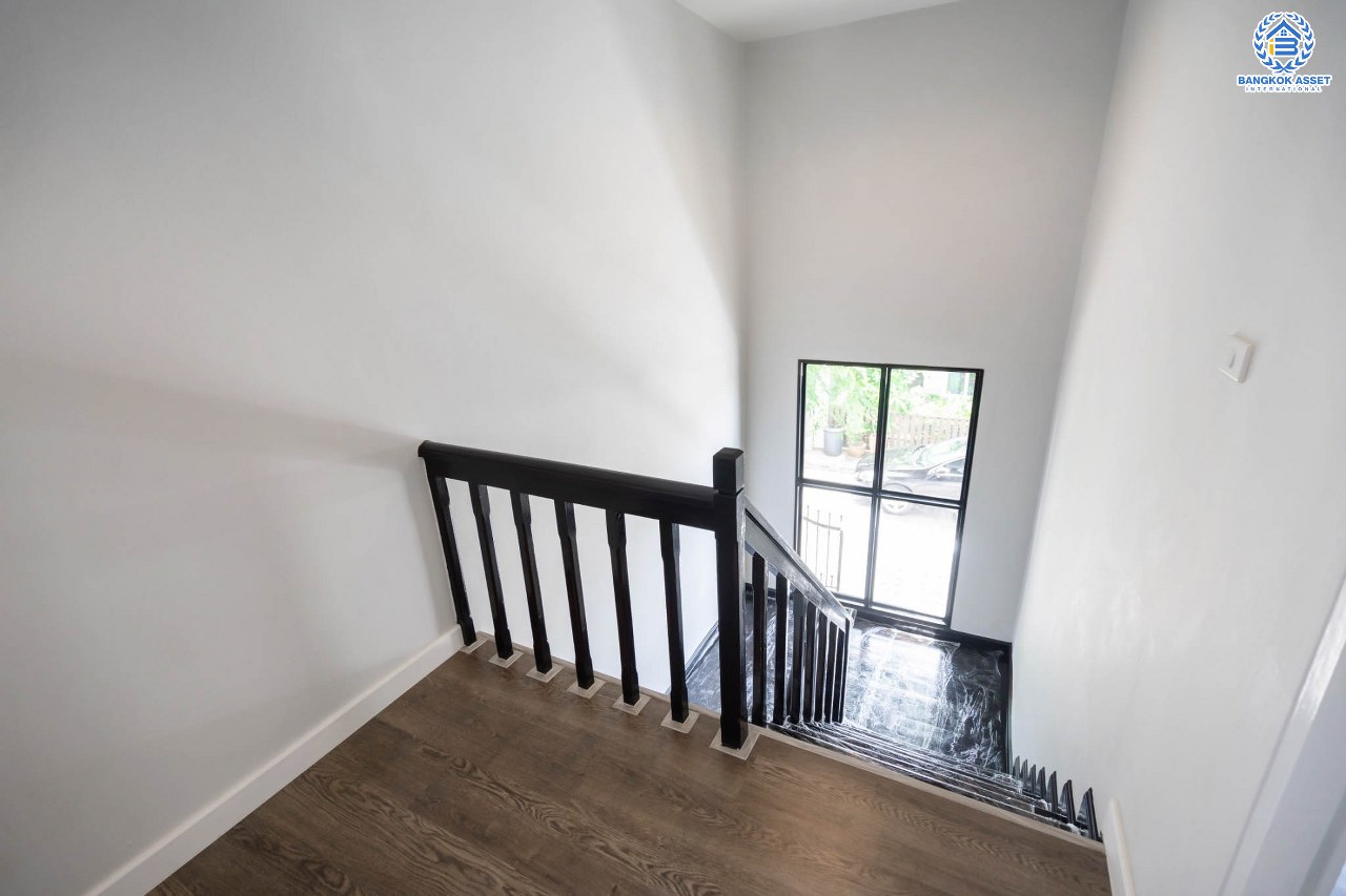 บ้านมือสองตกแต่งใหม่ #หลังมุม ม.บุญโต ทำเลโซนเมือง! แจ้งวัฒนะ-ประชาชื่น เนื้อที่ 50 ตร.ว. ฟังก์ชั่นจัดเต็ม 4 ห้องนอน 3 ห้องน้ำ  รองรับทุกการอยู่อาศัย ทำเลเดินทางสะดวกเพียง 1 กม.จากจุดขึ้นทางด่วนศรีสมาน ใกล้เมืองทองธานี และเซ็นทรัลแจ้งวัฒนะ