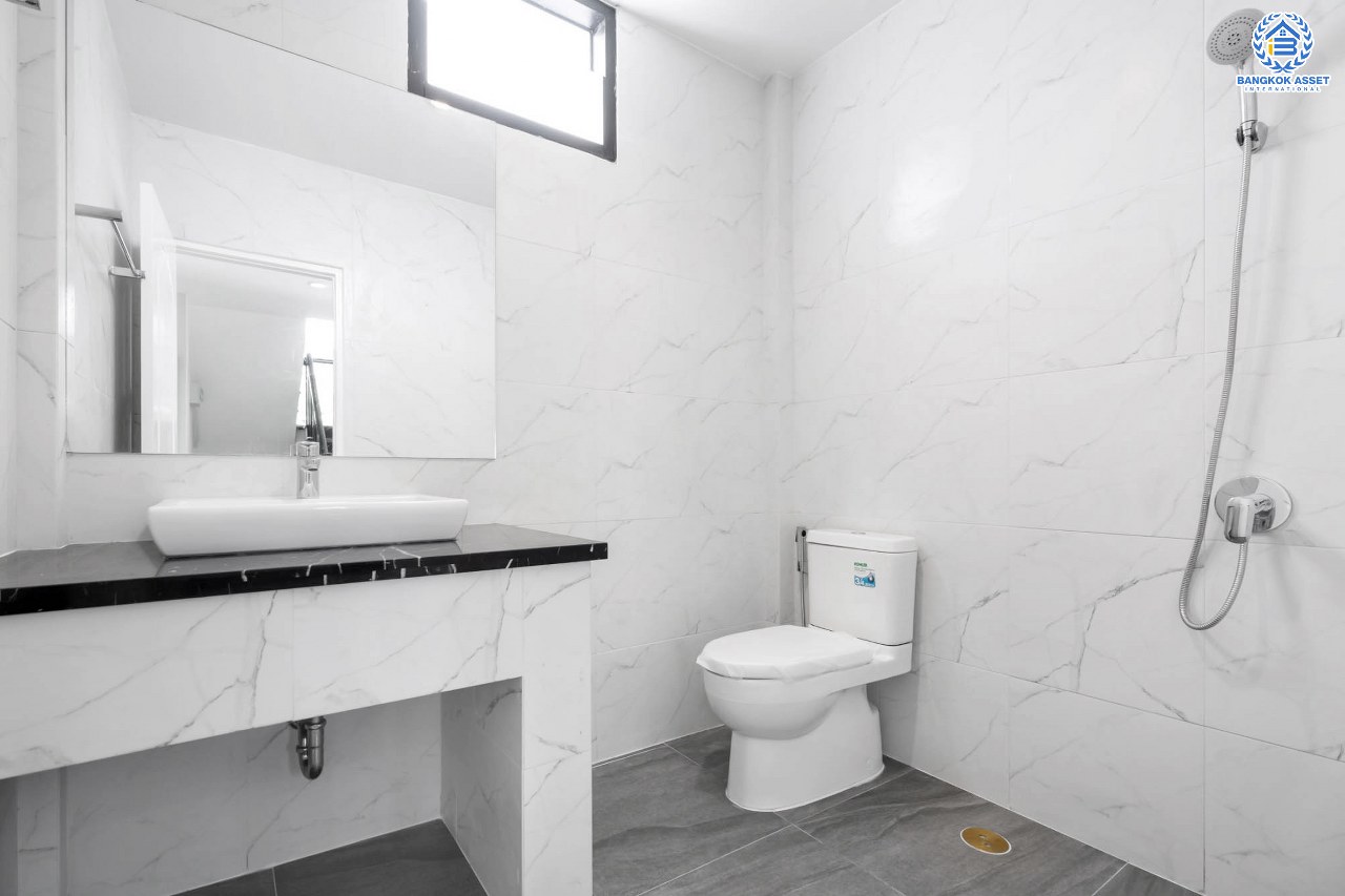 บ้านมือสองตกแต่งใหม่ #หลังมุม ม.บุญโต ทำเลโซนเมือง! แจ้งวัฒนะ-ประชาชื่น เนื้อที่ 50 ตร.ว. ฟังก์ชั่นจัดเต็ม 4 ห้องนอน 3 ห้องน้ำ  รองรับทุกการอยู่อาศัย ทำเลเดินทางสะดวกเพียง 1 กม.จากจุดขึ้นทางด่วนศรีสมาน ใกล้เมืองทองธานี และเซ็นทรัลแจ้งวัฒนะ