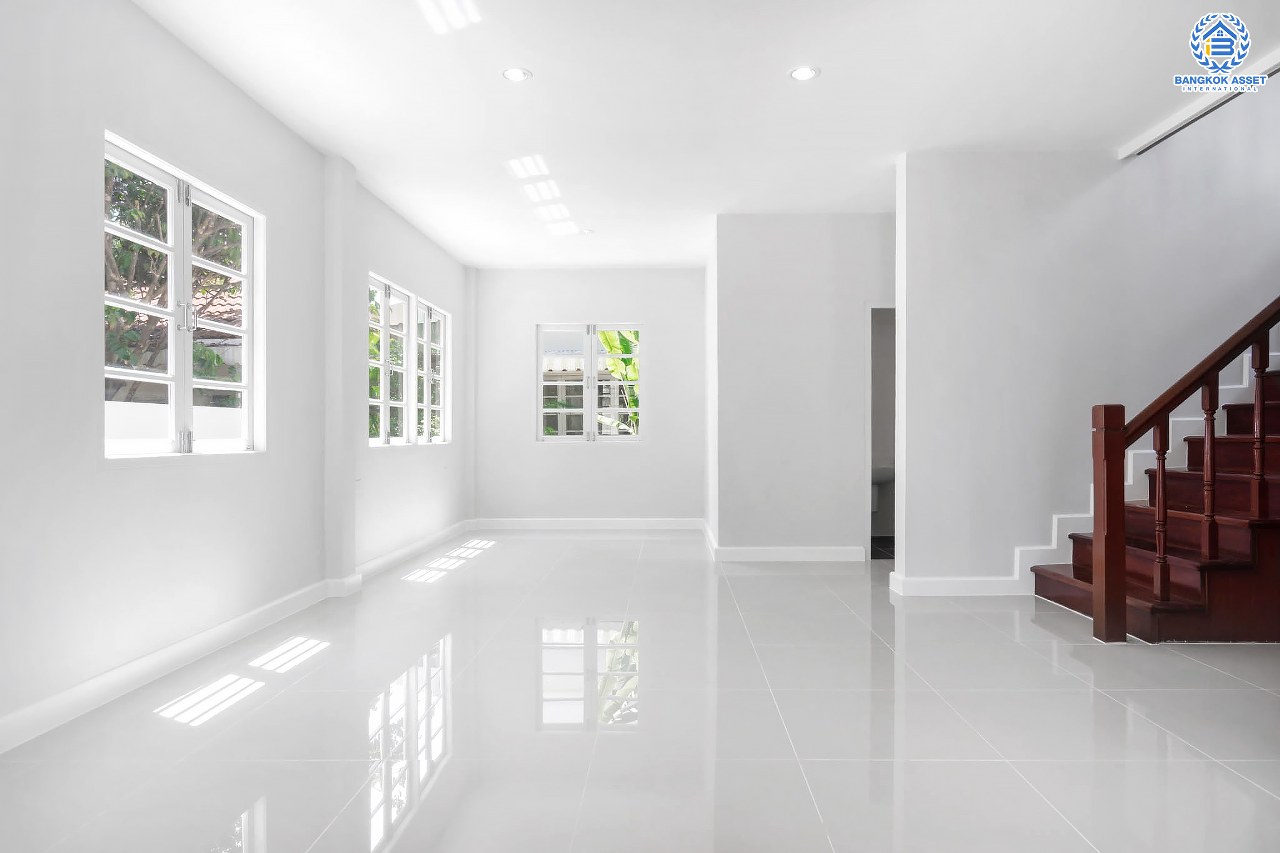 บ้านมือสองตกแต่งใหม่ ม.สีวลี ติวานนท์-ปากเกร็ด เนื้อที่ 50 ตร.ว. ฟังก์ชั่นครบ 3 ห้องนอน 2 ห้องน้ำ ตอบโจทย์ทุกการอยู่อาศัย บนทำเลเดินทางสะดวกสบาย เชื่อมสู่ต่อหลายเส้นทางทั้ง ใกล้ห้าแยกปากเกร็ด เซ็นทรัลแจ้งวัฒนะ และรถไฟฟ้าสายอนาคต