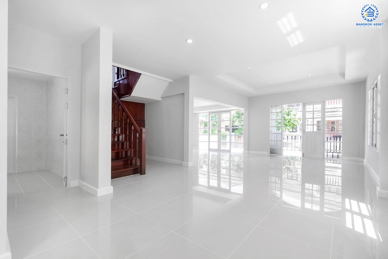 บ้านมือสองตกแต่งใหม่ ม.สีวลี ติวานนท์-ปากเกร็ด เนื้อที่ 50 ตร.ว. ฟังก์ชั่นครบ 3 ห้องนอน 2 ห้องน้ำ ตอบโจทย์ทุกการอยู่อาศัย บนทำเลเดินทางสะดวกสบาย เชื่อมสู่ต่อหลายเส้นทางทั้ง ใกล้ห้าแยกปากเกร็ด เซ็นทรัลแจ้งวัฒนะ และรถไฟฟ้าสายอนาคต