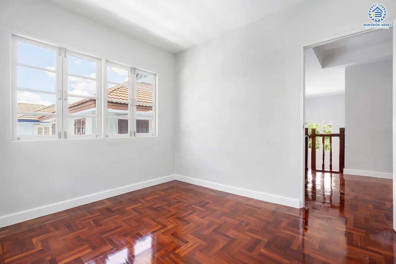 บ้านมือสองตกแต่งใหม่ ม.สีวลี ติวานนท์-ปากเกร็ด เนื้อที่ 50 ตร.ว. ฟังก์ชั่นครบ 3 ห้องนอน 2 ห้องน้ำ ตอบโจทย์ทุกการอยู่อาศัย บนทำเลเดินทางสะดวกสบาย เชื่อมสู่ต่อหลายเส้นทางทั้ง ใกล้ห้าแยกปากเกร็ด เซ็นทรัลแจ้งวัฒนะ และรถไฟฟ้าสายอนาคต