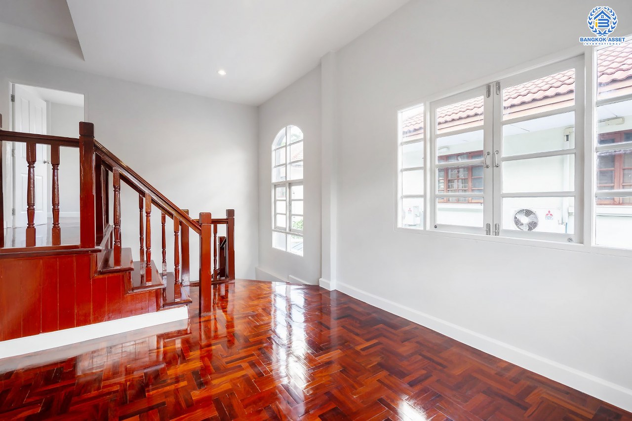 บ้านมือสองตกแต่งใหม่ ม.สีวลี ติวานนท์-ปากเกร็ด เนื้อที่ 50 ตร.ว. ฟังก์ชั่นครบ 3 ห้องนอน 2 ห้องน้ำ ตอบโจทย์ทุกการอยู่อาศัย บนทำเลเดินทางสะดวกสบาย เชื่อมสู่ต่อหลายเส้นทางทั้ง ใกล้ห้าแยกปากเกร็ด เซ็นทรัลแจ้งวัฒนะ และรถไฟฟ้าสายอนาคต