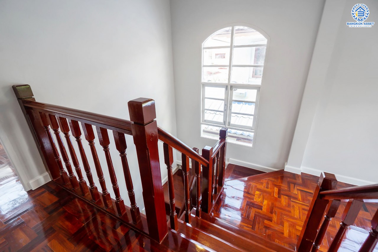 บ้านมือสองตกแต่งใหม่ ม.สีวลี ติวานนท์-ปากเกร็ด เนื้อที่ 50 ตร.ว. ฟังก์ชั่นครบ 3 ห้องนอน 2 ห้องน้ำ ตอบโจทย์ทุกการอยู่อาศัย บนทำเลเดินทางสะดวกสบาย เชื่อมสู่ต่อหลายเส้นทางทั้ง ใกล้ห้าแยกปากเกร็ด เซ็นทรัลแจ้งวัฒนะ และรถไฟฟ้าสายอนาคต