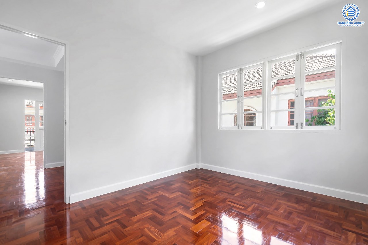 บ้านมือสองตกแต่งใหม่ ม.สีวลี ติวานนท์-ปากเกร็ด เนื้อที่ 50 ตร.ว. ฟังก์ชั่นครบ 3 ห้องนอน 2 ห้องน้ำ ตอบโจทย์ทุกการอยู่อาศัย บนทำเลเดินทางสะดวกสบาย เชื่อมสู่ต่อหลายเส้นทางทั้ง ใกล้ห้าแยกปากเกร็ด เซ็นทรัลแจ้งวัฒนะ และรถไฟฟ้าสายอนาคต