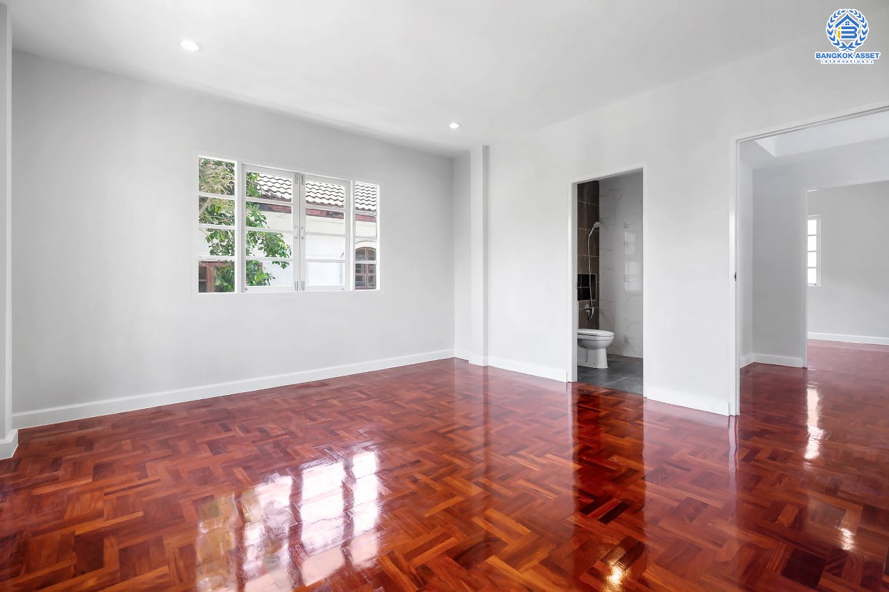 บ้านมือสองตกแต่งใหม่ ม.สีวลี ติวานนท์-ปากเกร็ด เนื้อที่ 50 ตร.ว. ฟังก์ชั่นครบ 3 ห้องนอน 2 ห้องน้ำ ตอบโจทย์ทุกการอยู่อาศัย บนทำเลเดินทางสะดวกสบาย เชื่อมสู่ต่อหลายเส้นทางทั้ง ใกล้ห้าแยกปากเกร็ด เซ็นทรัลแจ้งวัฒนะ และรถไฟฟ้าสายอนาคต