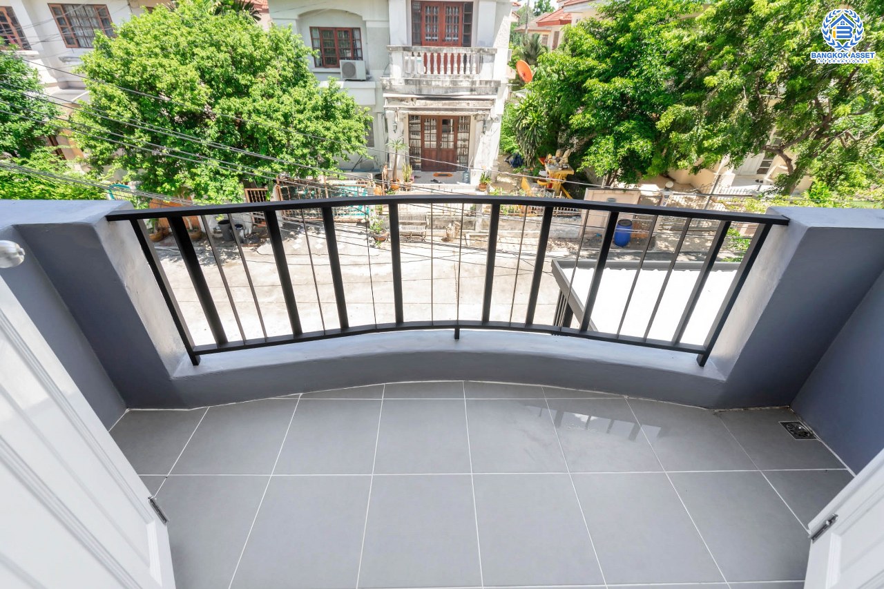 บ้านมือสองตกแต่งใหม่ ม.สีวลี ติวานนท์-ปากเกร็ด เนื้อที่ 50 ตร.ว. ฟังก์ชั่นครบ 3 ห้องนอน 2 ห้องน้ำ ตอบโจทย์ทุกการอยู่อาศัย บนทำเลเดินทางสะดวกสบาย เชื่อมสู่ต่อหลายเส้นทางทั้ง ใกล้ห้าแยกปากเกร็ด เซ็นทรัลแจ้งวัฒนะ และรถไฟฟ้าสายอนาคต