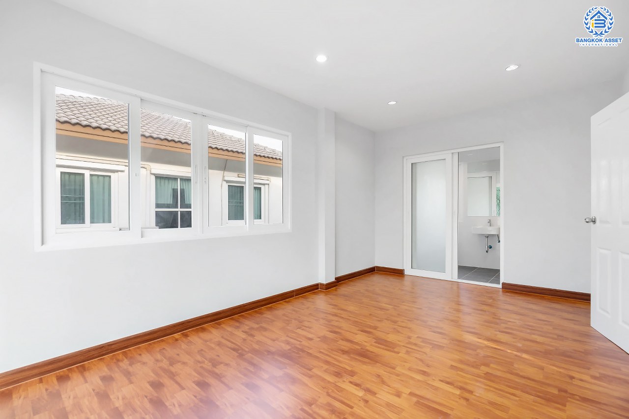 บ้านมือสองตกแต่งใหม่ ม.คาซ่าวิลล์ ราชพฤกษ์-รัตนาธิเบศร์2 (Q.House) ต่อเติมครบพร้อมเข้าอยู่ เนื้อที่ 54 ตร.ว. ฟังก์ชั่นจัดเต็ม 4 ห้องนอน 3 ห้องน้ำ 2 ที่จอดรถ บนทำเลศักยภาพ ติดถนนราชพฤกษ์ และเพียง 10 นาทีถึงรถไฟฟ้า "สถานีบางรักน้อยท่าอิฐ"