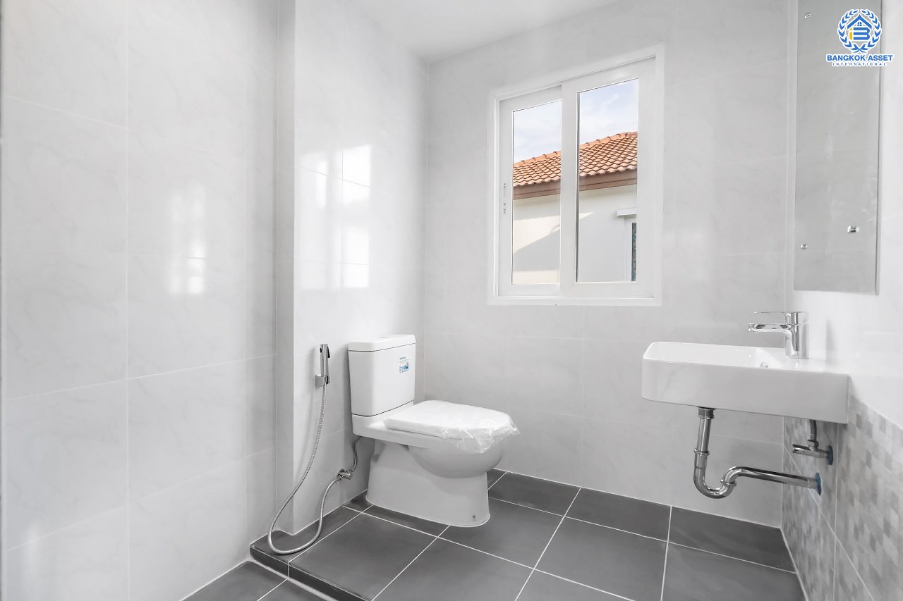 บ้านมือสองตกแต่งใหม่ ม.คาซ่าวิลล์ ราชพฤกษ์-รัตนาธิเบศร์2 (Q.House) ต่อเติมครบพร้อมเข้าอยู่ เนื้อที่ 54 ตร.ว. ฟังก์ชั่นจัดเต็ม 4 ห้องนอน 3 ห้องน้ำ 2 ที่จอดรถ บนทำเลศักยภาพ ติดถนนราชพฤกษ์ และเพียง 10 นาทีถึงรถไฟฟ้า "สถานีบางรักน้อยท่าอิฐ"