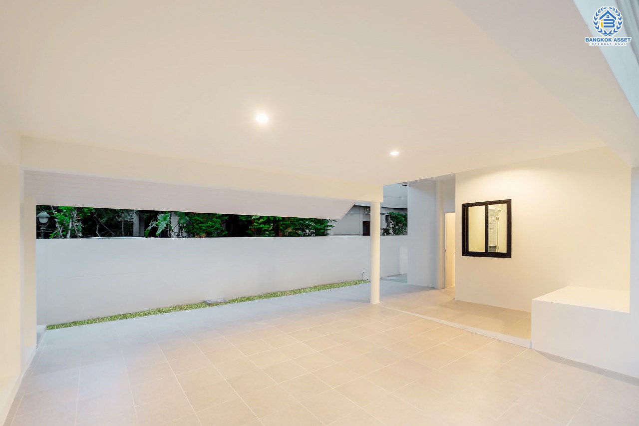 คฤหาสน์ตกแต่งใหม่ ดีไซน์สุด Luxury ม.กฤษดานคร18 บรมราชชนนี สัมผัสความใหญ่กว่า 3 ชั้น บนเนื้อที่ถึง 256 ตร.ว. #แปลงมุมที่สวยที่สุดในโครงการ! อีกระดับของฟังก์ชั่น 5 ห้องนอน, 1 ห้องแม่บ้าน, 5 ห้องน้ำ, 2 Living Room , ห้องครัว 2 สไตล์ และสามารถจอดรถได้ถึง 8 คัน ท่ามกลางบรรยากาศความ Private พร้อมโซนใกล้ส่วนกลาง บนทำเลศักยภาพเชื่อมต่อหลายเส้นทาง ใกล้Central Pinklao, ม.มหิดล , ทางด่วน ฯลฯ