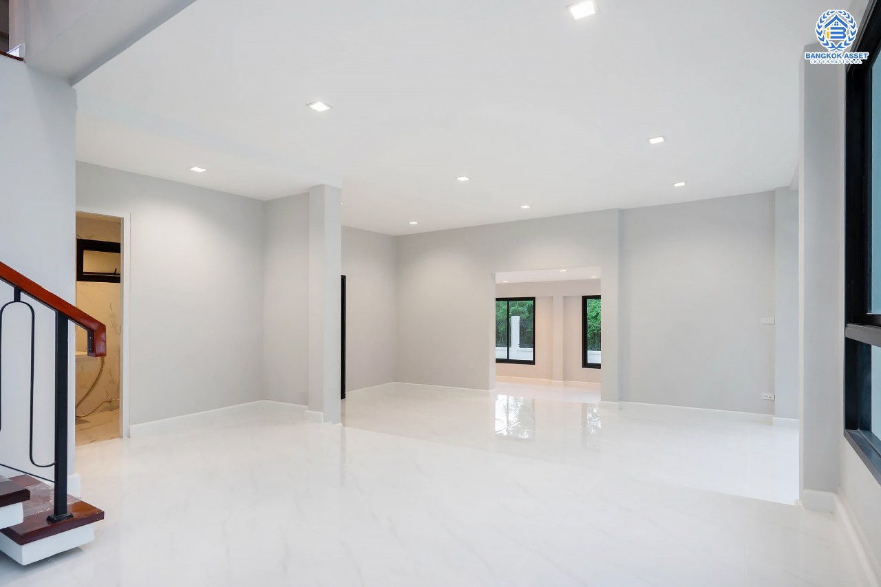 คฤหาสน์ตกแต่งใหม่ ดีไซน์สุด Luxury ม.กฤษดานคร18 บรมราชชนนี สัมผัสความใหญ่กว่า 3 ชั้น บนเนื้อที่ถึง 256 ตร.ว. #แปลงมุมที่สวยที่สุดในโครงการ! อีกระดับของฟังก์ชั่น 5 ห้องนอน, 1 ห้องแม่บ้าน, 5 ห้องน้ำ, 2 Living Room , ห้องครัว 2 สไตล์ และสามารถจอดรถได้ถึง 8 คัน ท่ามกลางบรรยากาศความ Private พร้อมโซนใกล้ส่วนกลาง บนทำเลศักยภาพเชื่อมต่อหลายเส้นทาง ใกล้Central Pinklao, ม.มหิดล , ทางด่วน ฯลฯ