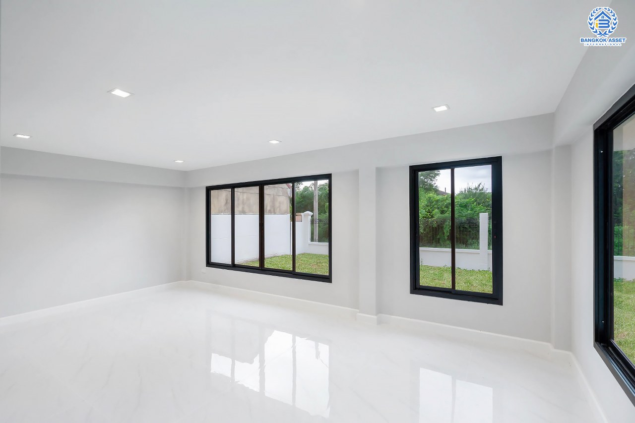 คฤหาสน์ตกแต่งใหม่ ดีไซน์สุด Luxury ม.กฤษดานคร18 บรมราชชนนี สัมผัสความใหญ่กว่า 3 ชั้น บนเนื้อที่ถึง 256 ตร.ว. #แปลงมุมที่สวยที่สุดในโครงการ! อีกระดับของฟังก์ชั่น 5 ห้องนอน, 1 ห้องแม่บ้าน, 5 ห้องน้ำ, 2 Living Room , ห้องครัว 2 สไตล์ และสามารถจอดรถได้ถึง 8 คัน ท่ามกลางบรรยากาศความ Private พร้อมโซนใกล้ส่วนกลาง บนทำเลศักยภาพเชื่อมต่อหลายเส้นทาง ใกล้Central Pinklao, ม.มหิดล , ทางด่วน ฯลฯ