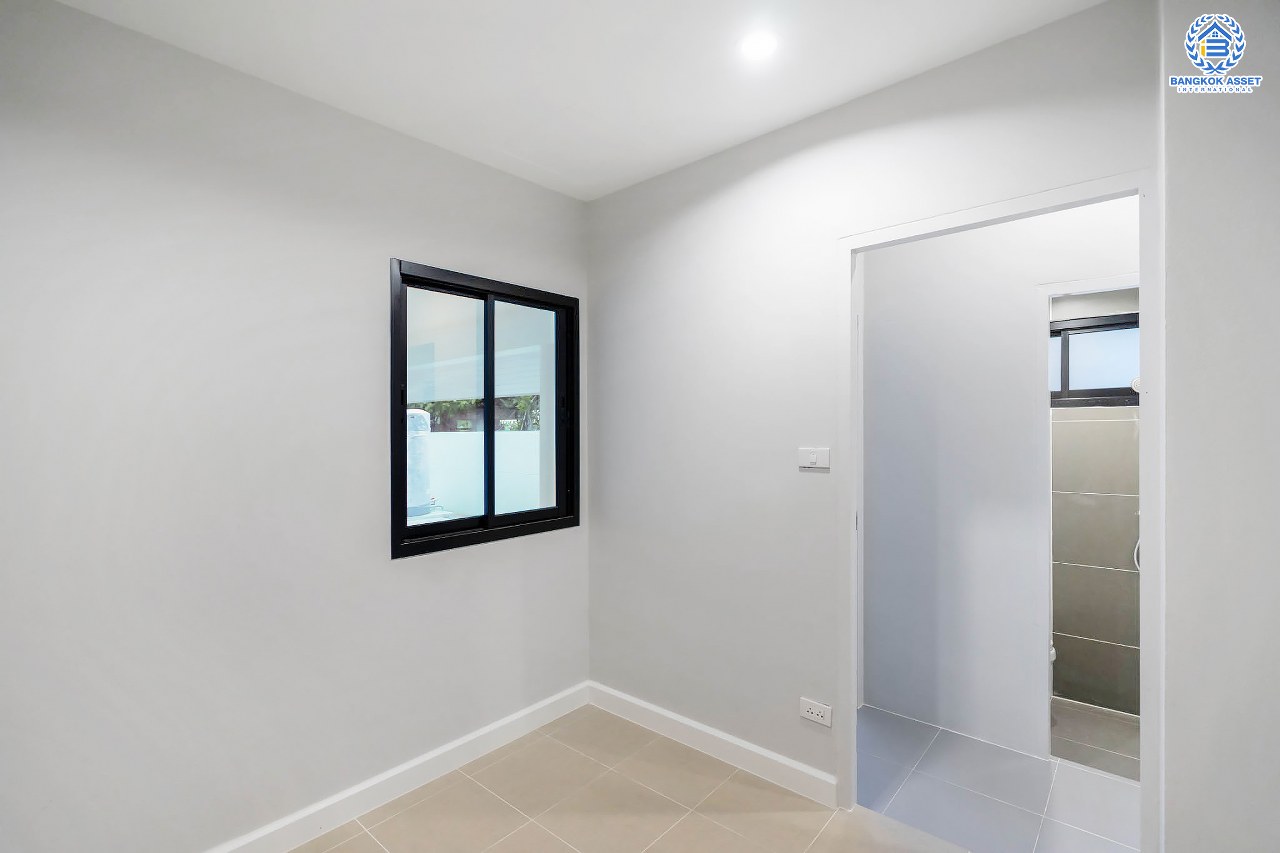 คฤหาสน์ตกแต่งใหม่ ดีไซน์สุด Luxury ม.กฤษดานคร18 บรมราชชนนี สัมผัสความใหญ่กว่า 3 ชั้น บนเนื้อที่ถึง 256 ตร.ว. #แปลงมุมที่สวยที่สุดในโครงการ! อีกระดับของฟังก์ชั่น 5 ห้องนอน, 1 ห้องแม่บ้าน, 5 ห้องน้ำ, 2 Living Room , ห้องครัว 2 สไตล์ และสามารถจอดรถได้ถึง 8 คัน ท่ามกลางบรรยากาศความ Private พร้อมโซนใกล้ส่วนกลาง บนทำเลศักยภาพเชื่อมต่อหลายเส้นทาง ใกล้Central Pinklao, ม.มหิดล , ทางด่วน ฯลฯ