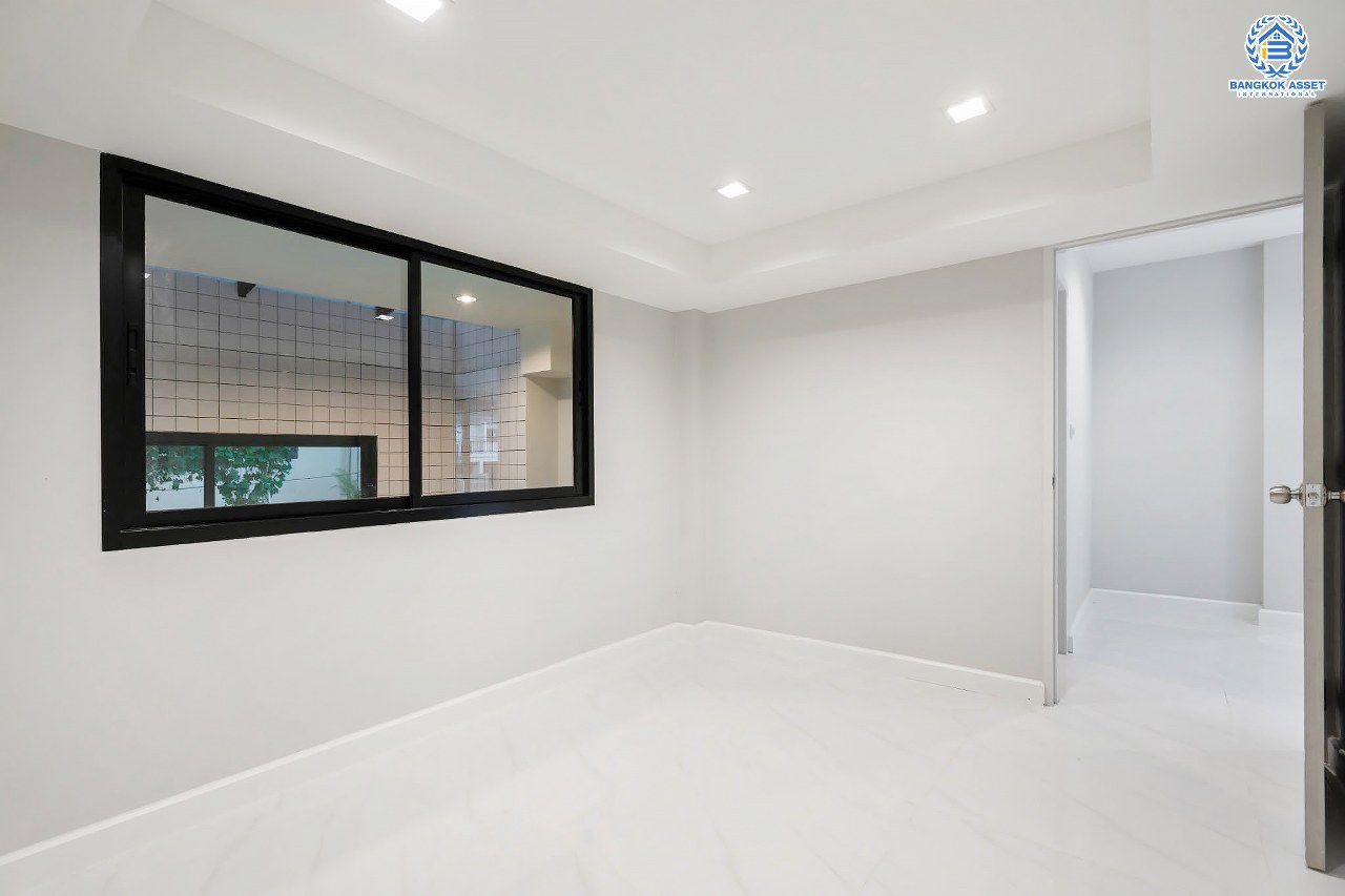 คฤหาสน์ตกแต่งใหม่ ดีไซน์สุด Luxury ม.กฤษดานคร18 บรมราชชนนี สัมผัสความใหญ่กว่า 3 ชั้น บนเนื้อที่ถึง 256 ตร.ว. #แปลงมุมที่สวยที่สุดในโครงการ! อีกระดับของฟังก์ชั่น 5 ห้องนอน, 1 ห้องแม่บ้าน, 5 ห้องน้ำ, 2 Living Room , ห้องครัว 2 สไตล์ และสามารถจอดรถได้ถึง 8 คัน ท่ามกลางบรรยากาศความ Private พร้อมโซนใกล้ส่วนกลาง บนทำเลศักยภาพเชื่อมต่อหลายเส้นทาง ใกล้Central Pinklao, ม.มหิดล , ทางด่วน ฯลฯ