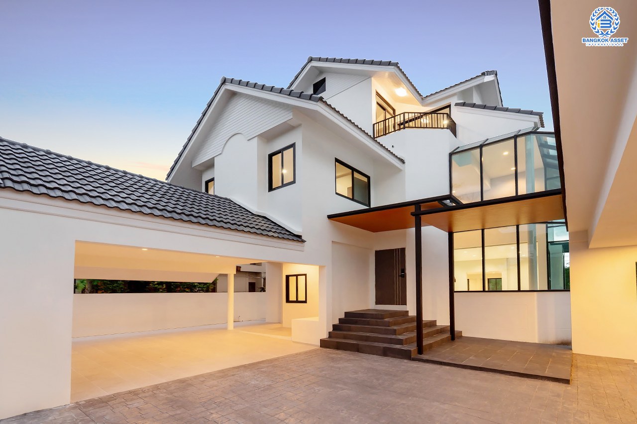 คฤหาสน์ตกแต่งใหม่ ดีไซน์สุด Luxury ม.กฤษดานคร18 บรมราชชนนี สัมผัสความใหญ่กว่า 3 ชั้น บนเนื้อที่ถึง 256 ตร.ว. #แปลงมุมที่สวยที่สุดในโครงการ! อีกระดับของฟังก์ชั่น 5 ห้องนอน, 1 ห้องแม่บ้าน, 5 ห้องน้ำ, 2 Living Room , ห้องครัว 2 สไตล์ และสามารถจอดรถได้ถึง 8 คัน ท่ามกลางบรรยากาศความ Private พร้อมโซนใกล้ส่วนกลาง บนทำเลศักยภาพเชื่อมต่อหลายเส้นทาง ใกล้Central Pinklao, ม.มหิดล , ทางด่วน ฯลฯ