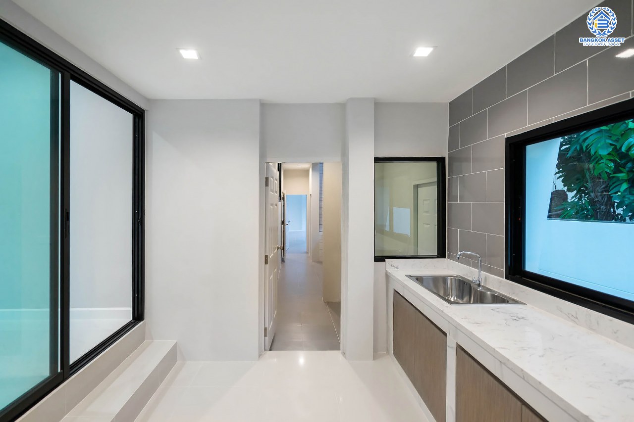 คฤหาสน์ตกแต่งใหม่ ดีไซน์สุด Luxury ม.กฤษดานคร18 บรมราชชนนี สัมผัสความใหญ่กว่า 3 ชั้น บนเนื้อที่ถึง 256 ตร.ว. #แปลงมุมที่สวยที่สุดในโครงการ! อีกระดับของฟังก์ชั่น 5 ห้องนอน, 1 ห้องแม่บ้าน, 5 ห้องน้ำ, 2 Living Room , ห้องครัว 2 สไตล์ และสามารถจอดรถได้ถึง 8 คัน ท่ามกลางบรรยากาศความ Private พร้อมโซนใกล้ส่วนกลาง บนทำเลศักยภาพเชื่อมต่อหลายเส้นทาง ใกล้Central Pinklao, ม.มหิดล , ทางด่วน ฯลฯ