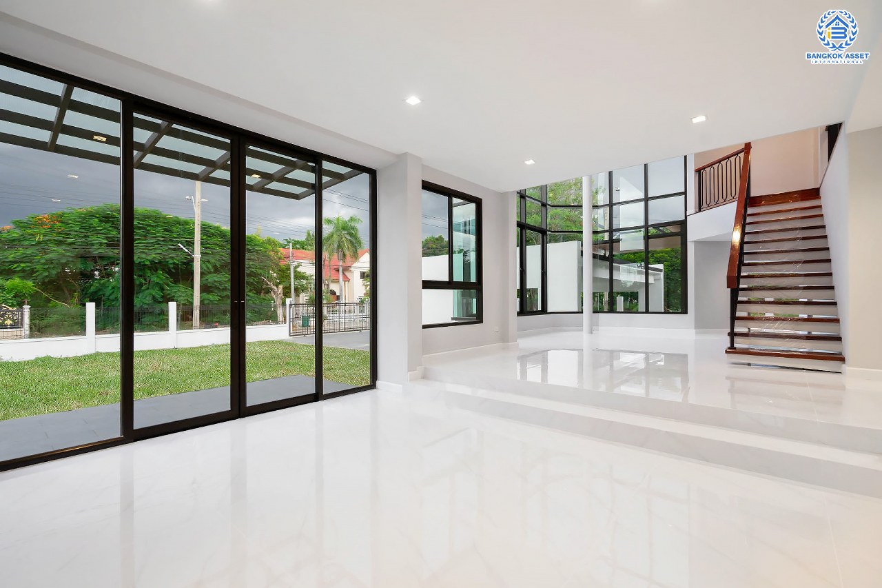 คฤหาสน์ตกแต่งใหม่ ดีไซน์สุด Luxury ม.กฤษดานคร18 บรมราชชนนี สัมผัสความใหญ่กว่า 3 ชั้น บนเนื้อที่ถึง 256 ตร.ว. #แปลงมุมที่สวยที่สุดในโครงการ! อีกระดับของฟังก์ชั่น 5 ห้องนอน, 1 ห้องแม่บ้าน, 5 ห้องน้ำ, 2 Living Room , ห้องครัว 2 สไตล์ และสามารถจอดรถได้ถึง 8 คัน ท่ามกลางบรรยากาศความ Private พร้อมโซนใกล้ส่วนกลาง บนทำเลศักยภาพเชื่อมต่อหลายเส้นทาง ใกล้Central Pinklao, ม.มหิดล , ทางด่วน ฯลฯ