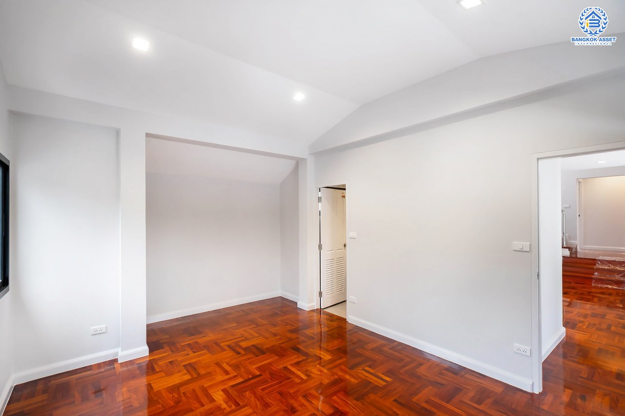 คฤหาสน์ตกแต่งใหม่ ดีไซน์สุด Luxury ม.กฤษดานคร18 บรมราชชนนี สัมผัสความใหญ่กว่า 3 ชั้น บนเนื้อที่ถึง 256 ตร.ว. #แปลงมุมที่สวยที่สุดในโครงการ! อีกระดับของฟังก์ชั่น 5 ห้องนอน, 1 ห้องแม่บ้าน, 5 ห้องน้ำ, 2 Living Room , ห้องครัว 2 สไตล์ และสามารถจอดรถได้ถึง 8 คัน ท่ามกลางบรรยากาศความ Private พร้อมโซนใกล้ส่วนกลาง บนทำเลศักยภาพเชื่อมต่อหลายเส้นทาง ใกล้Central Pinklao, ม.มหิดล , ทางด่วน ฯลฯ