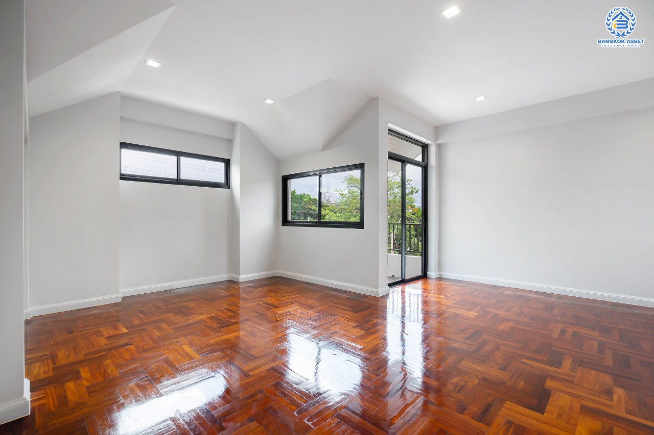 คฤหาสน์ตกแต่งใหม่ ดีไซน์สุด Luxury ม.กฤษดานคร18 บรมราชชนนี สัมผัสความใหญ่กว่า 3 ชั้น บนเนื้อที่ถึง 256 ตร.ว. #แปลงมุมที่สวยที่สุดในโครงการ! อีกระดับของฟังก์ชั่น 5 ห้องนอน, 1 ห้องแม่บ้าน, 5 ห้องน้ำ, 2 Living Room , ห้องครัว 2 สไตล์ และสามารถจอดรถได้ถึง 8 คัน ท่ามกลางบรรยากาศความ Private พร้อมโซนใกล้ส่วนกลาง บนทำเลศักยภาพเชื่อมต่อหลายเส้นทาง ใกล้Central Pinklao, ม.มหิดล , ทางด่วน ฯลฯ