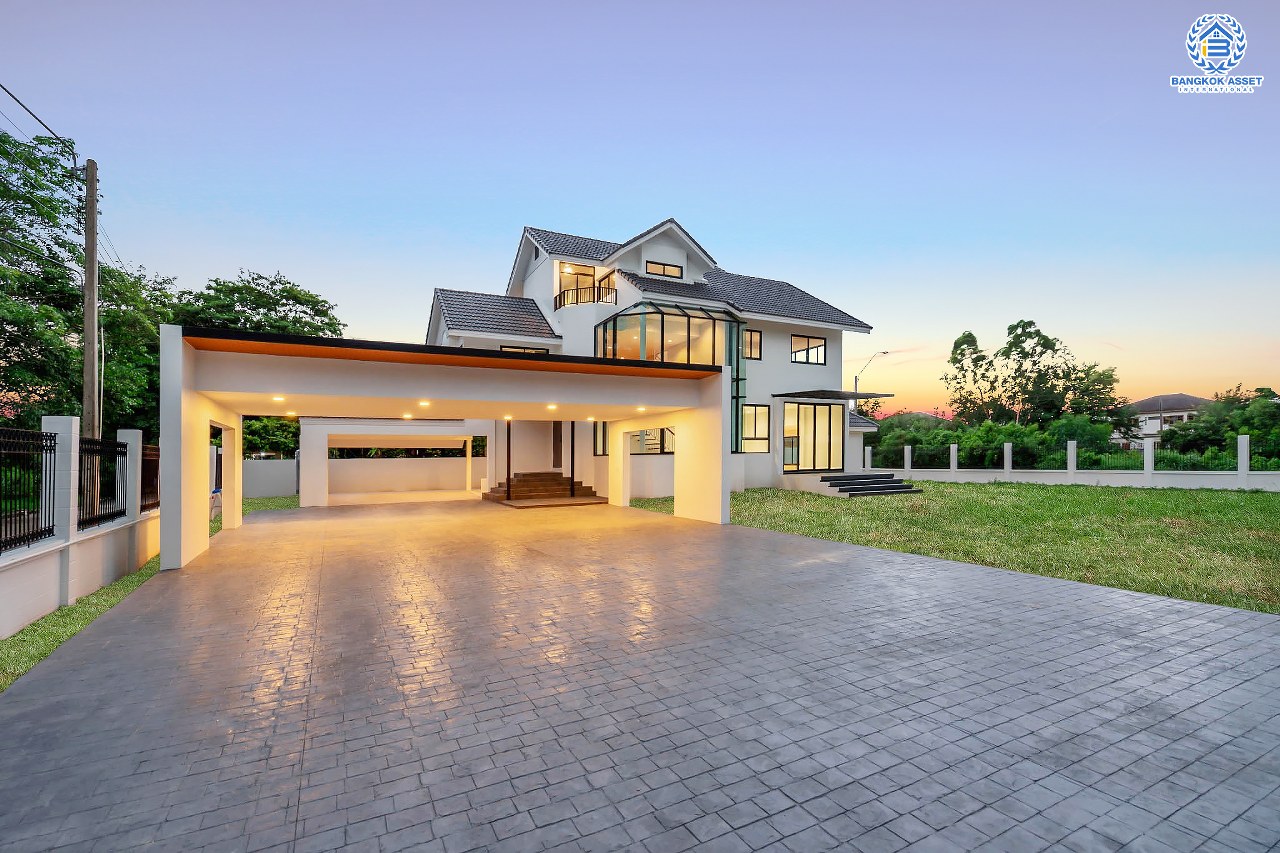 คฤหาสน์ตกแต่งใหม่ ดีไซน์สุด Luxury ม.กฤษดานคร18 บรมราชชนนี สัมผัสความใหญ่กว่า 3 ชั้น บนเนื้อที่ถึง 256 ตร.ว. #แปลงมุมที่สวยที่สุดในโครงการ! อีกระดับของฟังก์ชั่น 5 ห้องนอน, 1 ห้องแม่บ้าน, 5 ห้องน้ำ, 2 Living Room , ห้องครัว 2 สไตล์ และสามารถจอดรถได้ถึง 8 คัน ท่ามกลางบรรยากาศความ Private พร้อมโซนใกล้ส่วนกลาง บนทำเลศักยภาพเชื่อมต่อหลายเส้นทาง ใกล้Central Pinklao, ม.มหิดล , ทางด่วน ฯลฯ