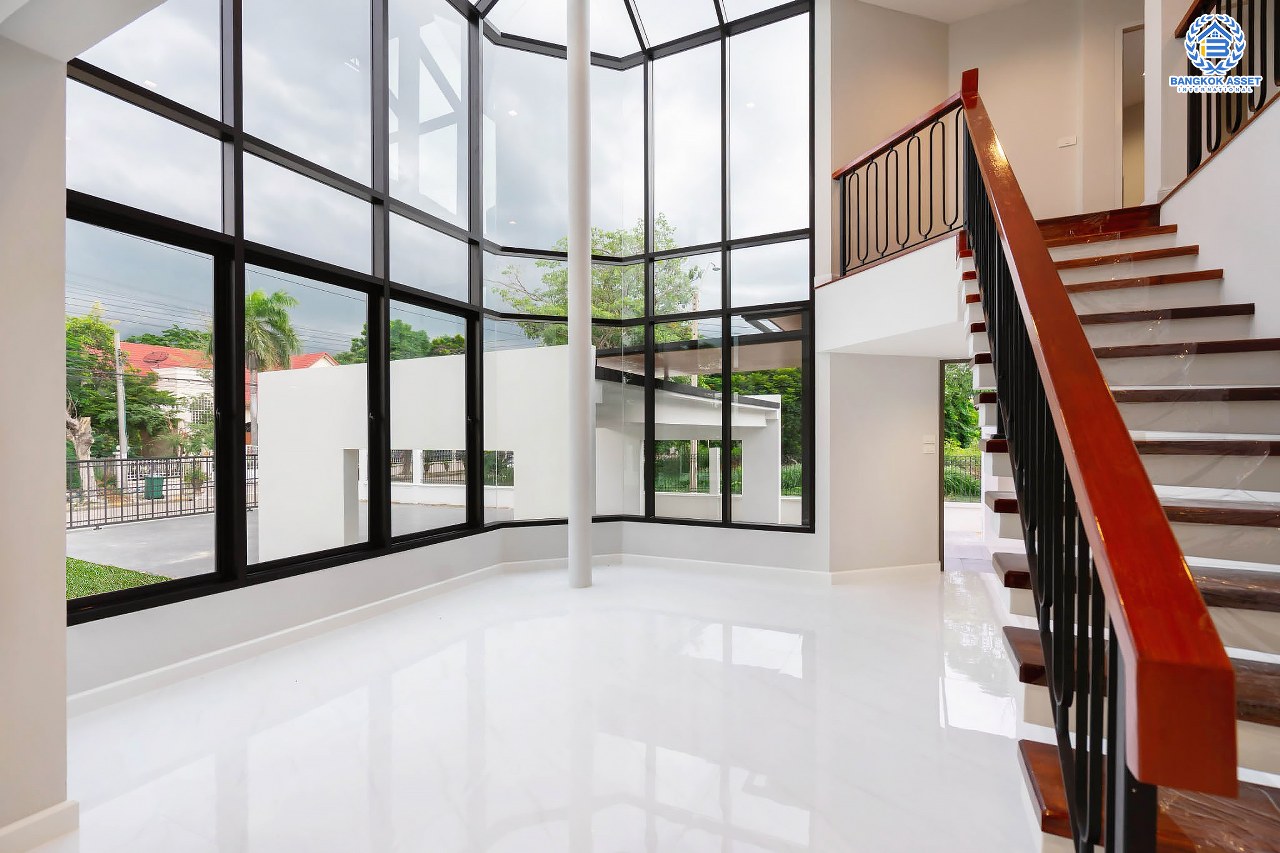 คฤหาสน์ตกแต่งใหม่ ดีไซน์สุด Luxury ม.กฤษดานคร18 บรมราชชนนี สัมผัสความใหญ่กว่า 3 ชั้น บนเนื้อที่ถึง 256 ตร.ว. #แปลงมุมที่สวยที่สุดในโครงการ! อีกระดับของฟังก์ชั่น 5 ห้องนอน, 1 ห้องแม่บ้าน, 5 ห้องน้ำ, 2 Living Room , ห้องครัว 2 สไตล์ และสามารถจอดรถได้ถึง 8 คัน ท่ามกลางบรรยากาศความ Private พร้อมโซนใกล้ส่วนกลาง บนทำเลศักยภาพเชื่อมต่อหลายเส้นทาง ใกล้Central Pinklao, ม.มหิดล , ทางด่วน ฯลฯ