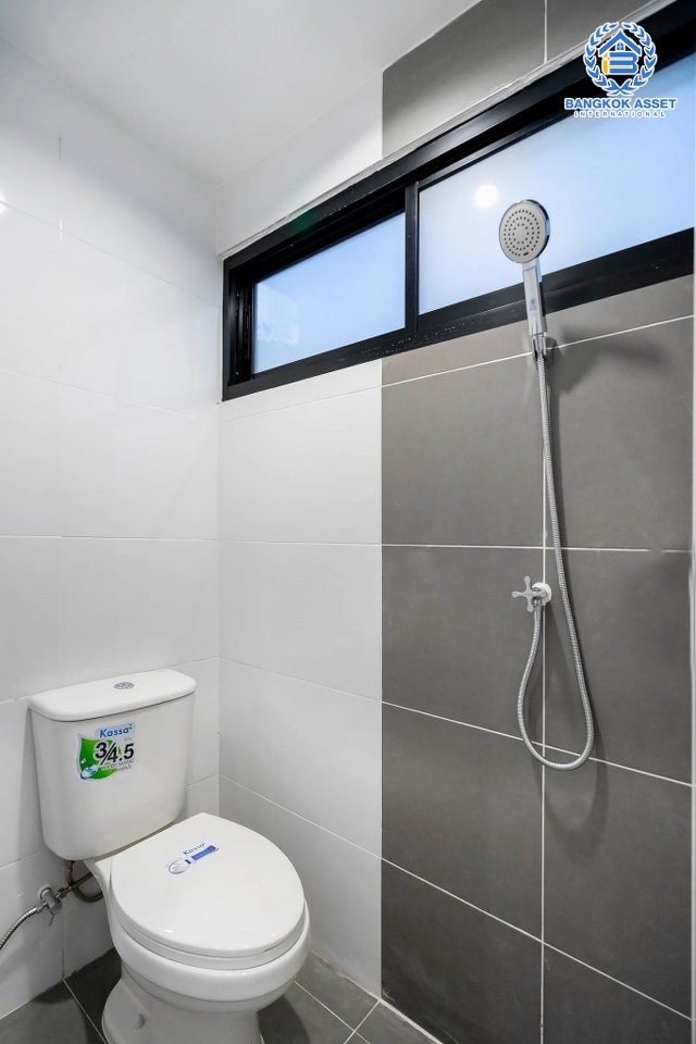 คฤหาสน์ตกแต่งใหม่ ดีไซน์สุด Luxury ม.กฤษดานคร18 บรมราชชนนี สัมผัสความใหญ่กว่า 3 ชั้น บนเนื้อที่ถึง 256 ตร.ว. #แปลงมุมที่สวยที่สุดในโครงการ! อีกระดับของฟังก์ชั่น 5 ห้องนอน, 1 ห้องแม่บ้าน, 5 ห้องน้ำ, 2 Living Room , ห้องครัว 2 สไตล์ และสามารถจอดรถได้ถึง 8 คัน ท่ามกลางบรรยากาศความ Private พร้อมโซนใกล้ส่วนกลาง บนทำเลศักยภาพเชื่อมต่อหลายเส้นทาง ใกล้Central Pinklao, ม.มหิดล , ทางด่วน ฯลฯ