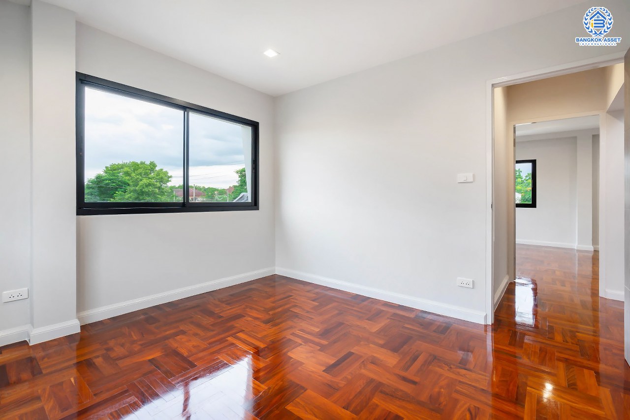 คฤหาสน์ตกแต่งใหม่ ดีไซน์สุด Luxury ม.กฤษดานคร18 บรมราชชนนี สัมผัสความใหญ่กว่า 3 ชั้น บนเนื้อที่ถึง 256 ตร.ว. #แปลงมุมที่สวยที่สุดในโครงการ! อีกระดับของฟังก์ชั่น 5 ห้องนอน, 1 ห้องแม่บ้าน, 5 ห้องน้ำ, 2 Living Room , ห้องครัว 2 สไตล์ และสามารถจอดรถได้ถึง 8 คัน ท่ามกลางบรรยากาศความ Private พร้อมโซนใกล้ส่วนกลาง บนทำเลศักยภาพเชื่อมต่อหลายเส้นทาง ใกล้Central Pinklao, ม.มหิดล , ทางด่วน ฯลฯ