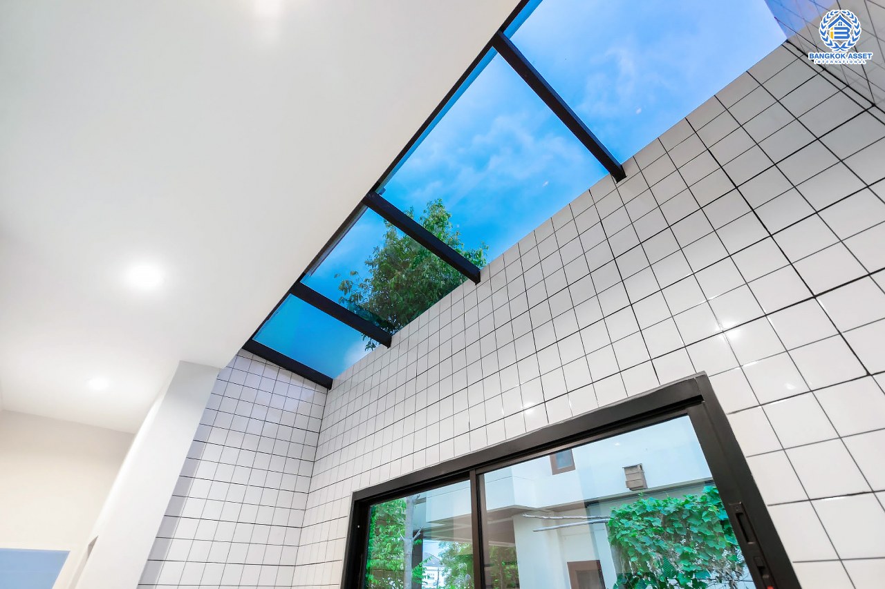 คฤหาสน์ตกแต่งใหม่ ดีไซน์สุด Luxury ม.กฤษดานคร18 บรมราชชนนี สัมผัสความใหญ่กว่า 3 ชั้น บนเนื้อที่ถึง 256 ตร.ว. #แปลงมุมที่สวยที่สุดในโครงการ! อีกระดับของฟังก์ชั่น 5 ห้องนอน, 1 ห้องแม่บ้าน, 5 ห้องน้ำ, 2 Living Room , ห้องครัว 2 สไตล์ และสามารถจอดรถได้ถึง 8 คัน ท่ามกลางบรรยากาศความ Private พร้อมโซนใกล้ส่วนกลาง บนทำเลศักยภาพเชื่อมต่อหลายเส้นทาง ใกล้Central Pinklao, ม.มหิดล , ทางด่วน ฯลฯ