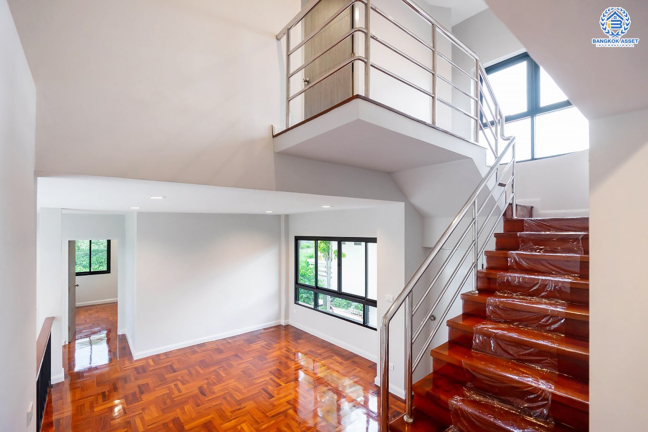 คฤหาสน์ตกแต่งใหม่ ดีไซน์สุด Luxury ม.กฤษดานคร18 บรมราชชนนี สัมผัสความใหญ่กว่า 3 ชั้น บนเนื้อที่ถึง 256 ตร.ว. #แปลงมุมที่สวยที่สุดในโครงการ! อีกระดับของฟังก์ชั่น 5 ห้องนอน, 1 ห้องแม่บ้าน, 5 ห้องน้ำ, 2 Living Room , ห้องครัว 2 สไตล์ และสามารถจอดรถได้ถึง 8 คัน ท่ามกลางบรรยากาศความ Private พร้อมโซนใกล้ส่วนกลาง บนทำเลศักยภาพเชื่อมต่อหลายเส้นทาง ใกล้Central Pinklao, ม.มหิดล , ทางด่วน ฯลฯ