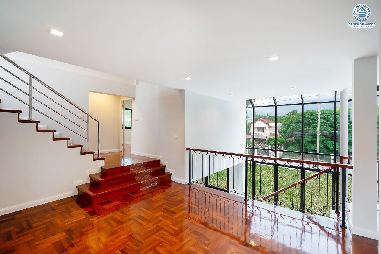 คฤหาสน์ตกแต่งใหม่ ดีไซน์สุด Luxury ม.กฤษดานคร18 บรมราชชนนี สัมผัสความใหญ่กว่า 3 ชั้น บนเนื้อที่ถึง 256 ตร.ว. #แปลงมุมที่สวยที่สุดในโครงการ! อีกระดับของฟังก์ชั่น 5 ห้องนอน, 1 ห้องแม่บ้าน, 5 ห้องน้ำ, 2 Living Room , ห้องครัว 2 สไตล์ และสามารถจอดรถได้ถึง 8 คัน ท่ามกลางบรรยากาศความ Private พร้อมโซนใกล้ส่วนกลาง บนทำเลศักยภาพเชื่อมต่อหลายเส้นทาง ใกล้Central Pinklao, ม.มหิดล , ทางด่วน ฯลฯ