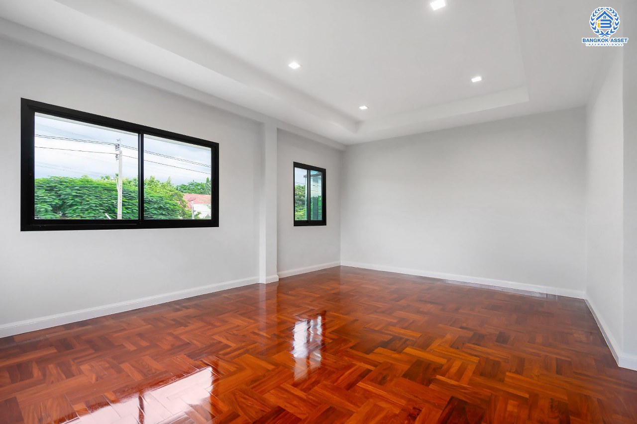 คฤหาสน์ตกแต่งใหม่ ดีไซน์สุด Luxury ม.กฤษดานคร18 บรมราชชนนี สัมผัสความใหญ่กว่า 3 ชั้น บนเนื้อที่ถึง 256 ตร.ว. #แปลงมุมที่สวยที่สุดในโครงการ! อีกระดับของฟังก์ชั่น 5 ห้องนอน, 1 ห้องแม่บ้าน, 5 ห้องน้ำ, 2 Living Room , ห้องครัว 2 สไตล์ และสามารถจอดรถได้ถึง 8 คัน ท่ามกลางบรรยากาศความ Private พร้อมโซนใกล้ส่วนกลาง บนทำเลศักยภาพเชื่อมต่อหลายเส้นทาง ใกล้Central Pinklao, ม.มหิดล , ทางด่วน ฯลฯ