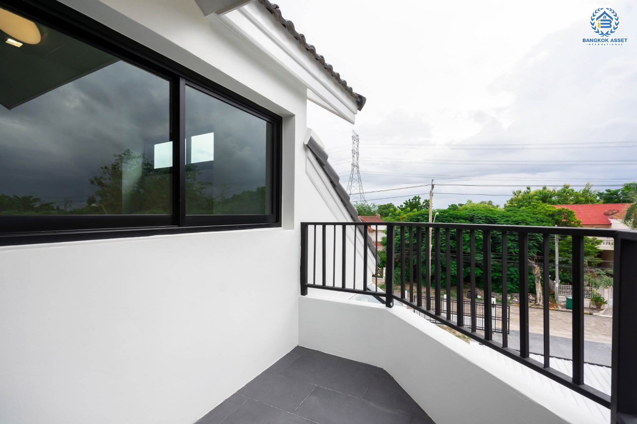 คฤหาสน์ตกแต่งใหม่ ดีไซน์สุด Luxury ม.กฤษดานคร18 บรมราชชนนี สัมผัสความใหญ่กว่า 3 ชั้น บนเนื้อที่ถึง 256 ตร.ว. #แปลงมุมที่สวยที่สุดในโครงการ! อีกระดับของฟังก์ชั่น 5 ห้องนอน, 1 ห้องแม่บ้าน, 5 ห้องน้ำ, 2 Living Room , ห้องครัว 2 สไตล์ และสามารถจอดรถได้ถึง 8 คัน ท่ามกลางบรรยากาศความ Private พร้อมโซนใกล้ส่วนกลาง บนทำเลศักยภาพเชื่อมต่อหลายเส้นทาง ใกล้Central Pinklao, ม.มหิดล , ทางด่วน ฯลฯ