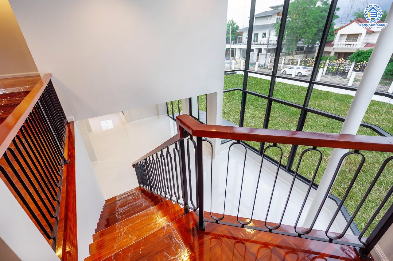 คฤหาสน์ตกแต่งใหม่ ดีไซน์สุด Luxury ม.กฤษดานคร18 บรมราชชนนี สัมผัสความใหญ่กว่า 3 ชั้น บนเนื้อที่ถึง 256 ตร.ว. #แปลงมุมที่สวยที่สุดในโครงการ! อีกระดับของฟังก์ชั่น 5 ห้องนอน, 1 ห้องแม่บ้าน, 5 ห้องน้ำ, 2 Living Room , ห้องครัว 2 สไตล์ และสามารถจอดรถได้ถึง 8 คัน ท่ามกลางบรรยากาศความ Private พร้อมโซนใกล้ส่วนกลาง บนทำเลศักยภาพเชื่อมต่อหลายเส้นทาง ใกล้Central Pinklao, ม.มหิดล , ทางด่วน ฯลฯ