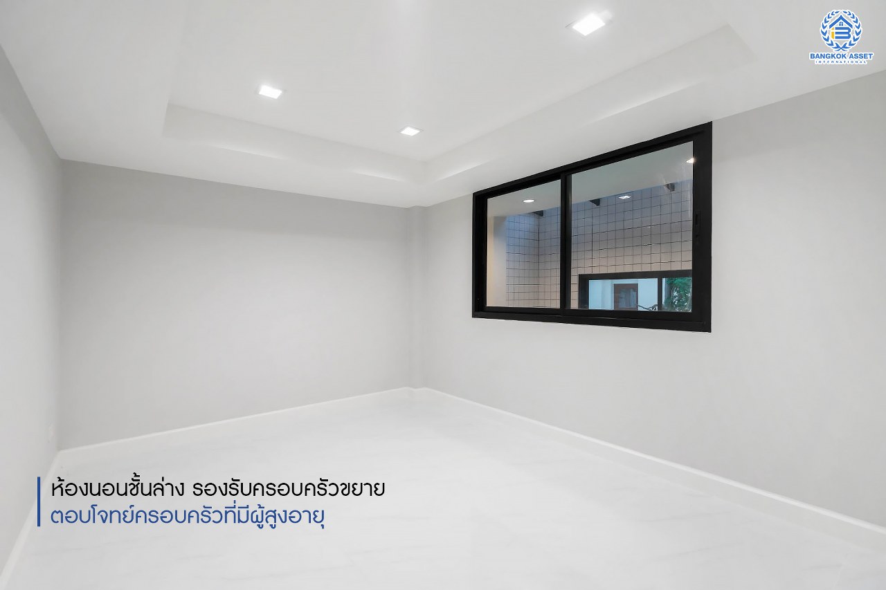 คฤหาสน์ตกแต่งใหม่ ดีไซน์สุด Luxury ม.กฤษดานคร18 บรมราชชนนี สัมผัสความใหญ่กว่า 3 ชั้น บนเนื้อที่ถึง 256 ตร.ว. #แปลงมุมที่สวยที่สุดในโครงการ! อีกระดับของฟังก์ชั่น 5 ห้องนอน, 1 ห้องแม่บ้าน, 5 ห้องน้ำ, 2 Living Room , ห้องครัว 2 สไตล์ และสามารถจอดรถได้ถึง 8 คัน ท่ามกลางบรรยากาศความ Private พร้อมโซนใกล้ส่วนกลาง บนทำเลศักยภาพเชื่อมต่อหลายเส้นทาง ใกล้Central Pinklao, ม.มหิดล , ทางด่วน ฯลฯ