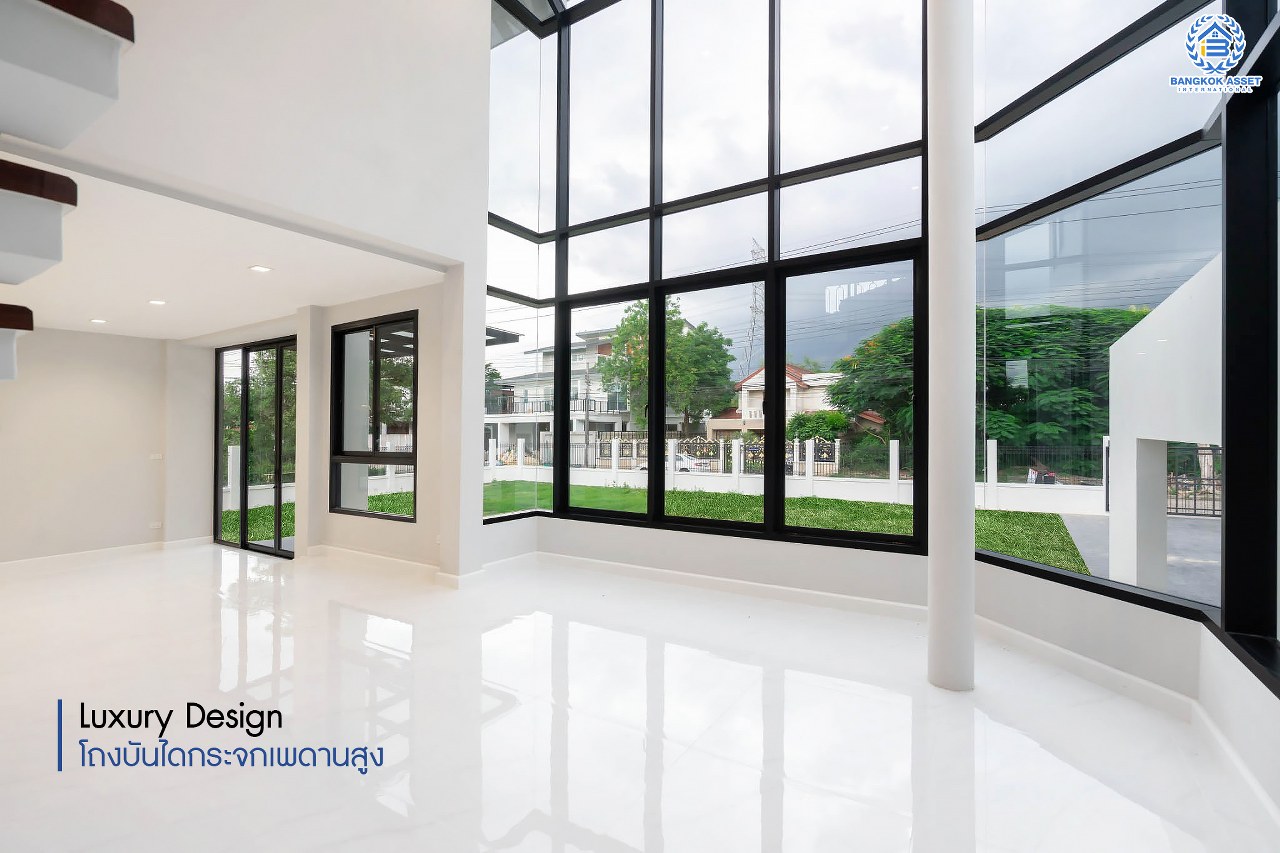 คฤหาสน์ตกแต่งใหม่ ดีไซน์สุด Luxury ม.กฤษดานคร18 บรมราชชนนี สัมผัสความใหญ่กว่า 3 ชั้น บนเนื้อที่ถึง 256 ตร.ว. #แปลงมุมที่สวยที่สุดในโครงการ! อีกระดับของฟังก์ชั่น 5 ห้องนอน, 1 ห้องแม่บ้าน, 5 ห้องน้ำ, 2 Living Room , ห้องครัว 2 สไตล์ และสามารถจอดรถได้ถึง 8 คัน ท่ามกลางบรรยากาศความ Private พร้อมโซนใกล้ส่วนกลาง บนทำเลศักยภาพเชื่อมต่อหลายเส้นทาง ใกล้Central Pinklao, ม.มหิดล , ทางด่วน ฯลฯ