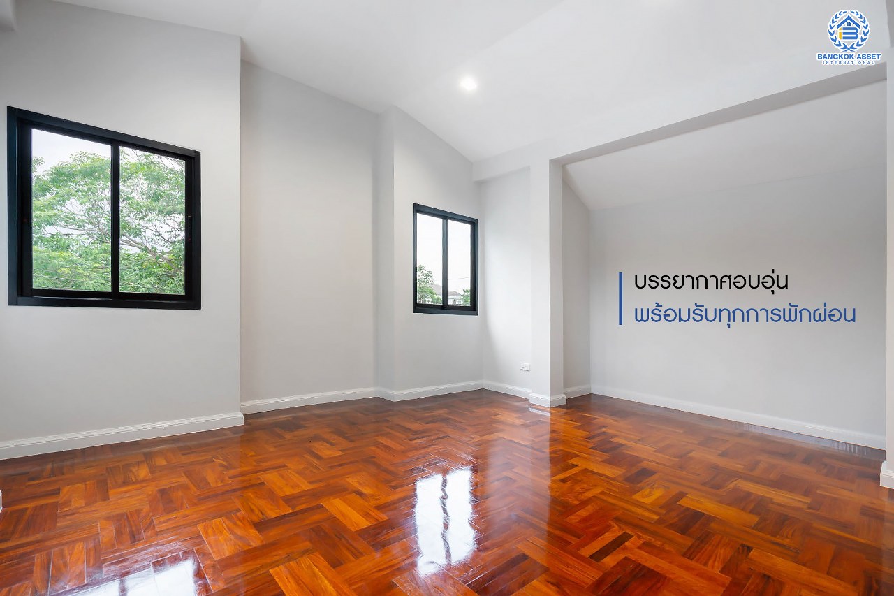 คฤหาสน์ตกแต่งใหม่ ดีไซน์สุด Luxury ม.กฤษดานคร18 บรมราชชนนี สัมผัสความใหญ่กว่า 3 ชั้น บนเนื้อที่ถึง 256 ตร.ว. #แปลงมุมที่สวยที่สุดในโครงการ! อีกระดับของฟังก์ชั่น 5 ห้องนอน, 1 ห้องแม่บ้าน, 5 ห้องน้ำ, 2 Living Room , ห้องครัว 2 สไตล์ และสามารถจอดรถได้ถึง 8 คัน ท่ามกลางบรรยากาศความ Private พร้อมโซนใกล้ส่วนกลาง บนทำเลศักยภาพเชื่อมต่อหลายเส้นทาง ใกล้Central Pinklao, ม.มหิดล , ทางด่วน ฯลฯ