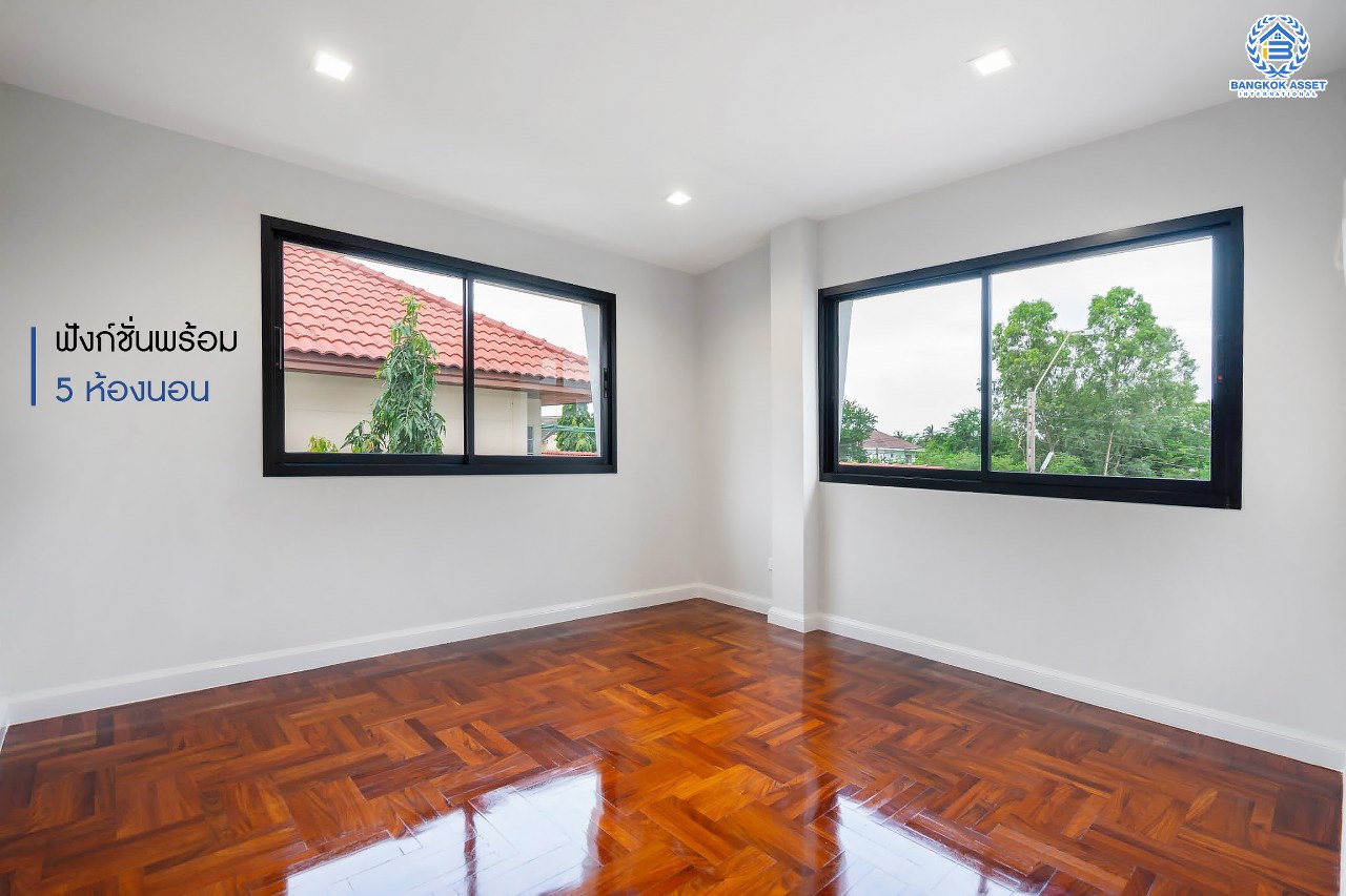 คฤหาสน์ตกแต่งใหม่ ดีไซน์สุด Luxury ม.กฤษดานคร18 บรมราชชนนี สัมผัสความใหญ่กว่า 3 ชั้น บนเนื้อที่ถึง 256 ตร.ว. #แปลงมุมที่สวยที่สุดในโครงการ! อีกระดับของฟังก์ชั่น 5 ห้องนอน, 1 ห้องแม่บ้าน, 5 ห้องน้ำ, 2 Living Room , ห้องครัว 2 สไตล์ และสามารถจอดรถได้ถึง 8 คัน ท่ามกลางบรรยากาศความ Private พร้อมโซนใกล้ส่วนกลาง บนทำเลศักยภาพเชื่อมต่อหลายเส้นทาง ใกล้Central Pinklao, ม.มหิดล , ทางด่วน ฯลฯ