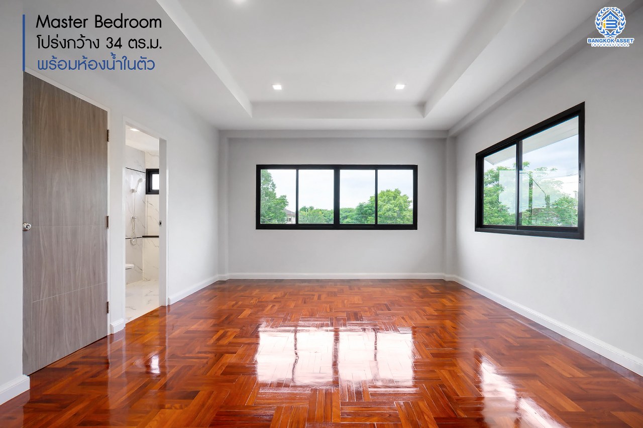 คฤหาสน์ตกแต่งใหม่ ดีไซน์สุด Luxury ม.กฤษดานคร18 บรมราชชนนี สัมผัสความใหญ่กว่า 3 ชั้น บนเนื้อที่ถึง 256 ตร.ว. #แปลงมุมที่สวยที่สุดในโครงการ! อีกระดับของฟังก์ชั่น 5 ห้องนอน, 1 ห้องแม่บ้าน, 5 ห้องน้ำ, 2 Living Room , ห้องครัว 2 สไตล์ และสามารถจอดรถได้ถึง 8 คัน ท่ามกลางบรรยากาศความ Private พร้อมโซนใกล้ส่วนกลาง บนทำเลศักยภาพเชื่อมต่อหลายเส้นทาง ใกล้Central Pinklao, ม.มหิดล , ทางด่วน ฯลฯ