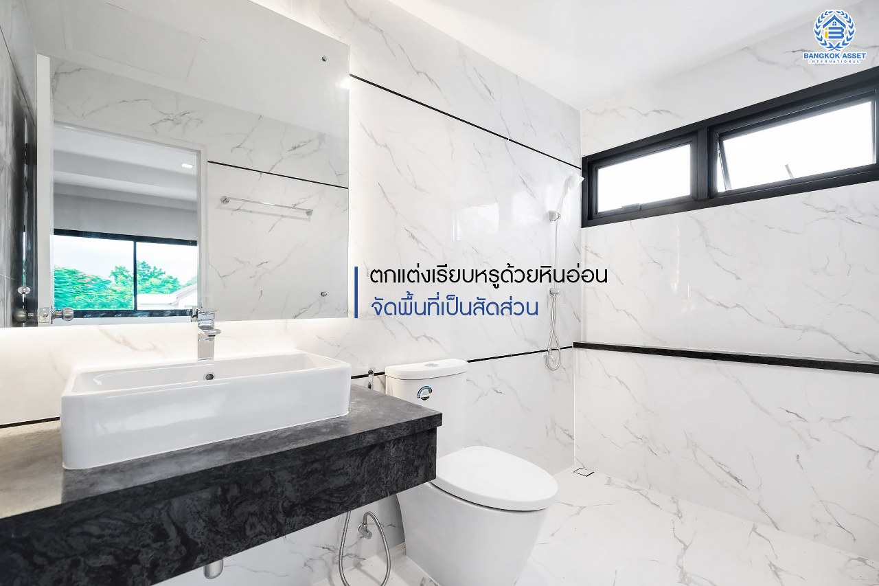 คฤหาสน์ตกแต่งใหม่ ดีไซน์สุด Luxury ม.กฤษดานคร18 บรมราชชนนี สัมผัสความใหญ่กว่า 3 ชั้น บนเนื้อที่ถึง 256 ตร.ว. #แปลงมุมที่สวยที่สุดในโครงการ! อีกระดับของฟังก์ชั่น 5 ห้องนอน, 1 ห้องแม่บ้าน, 5 ห้องน้ำ, 2 Living Room , ห้องครัว 2 สไตล์ และสามารถจอดรถได้ถึง 8 คัน ท่ามกลางบรรยากาศความ Private พร้อมโซนใกล้ส่วนกลาง บนทำเลศักยภาพเชื่อมต่อหลายเส้นทาง ใกล้Central Pinklao, ม.มหิดล , ทางด่วน ฯลฯ