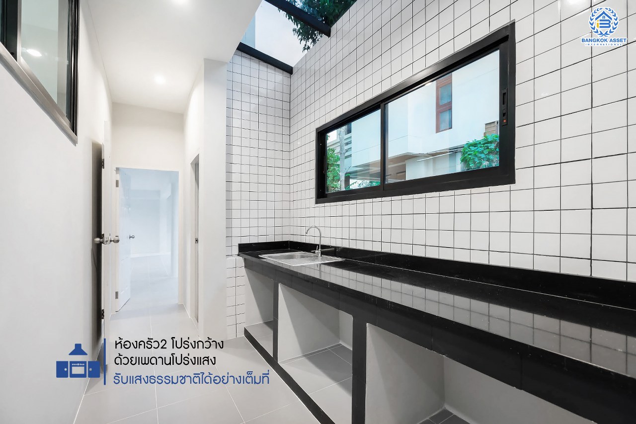 คฤหาสน์ตกแต่งใหม่ ดีไซน์สุด Luxury ม.กฤษดานคร18 บรมราชชนนี สัมผัสความใหญ่กว่า 3 ชั้น บนเนื้อที่ถึง 256 ตร.ว. #แปลงมุมที่สวยที่สุดในโครงการ! อีกระดับของฟังก์ชั่น 5 ห้องนอน, 1 ห้องแม่บ้าน, 5 ห้องน้ำ, 2 Living Room , ห้องครัว 2 สไตล์ และสามารถจอดรถได้ถึง 8 คัน ท่ามกลางบรรยากาศความ Private พร้อมโซนใกล้ส่วนกลาง บนทำเลศักยภาพเชื่อมต่อหลายเส้นทาง ใกล้Central Pinklao, ม.มหิดล , ทางด่วน ฯลฯ