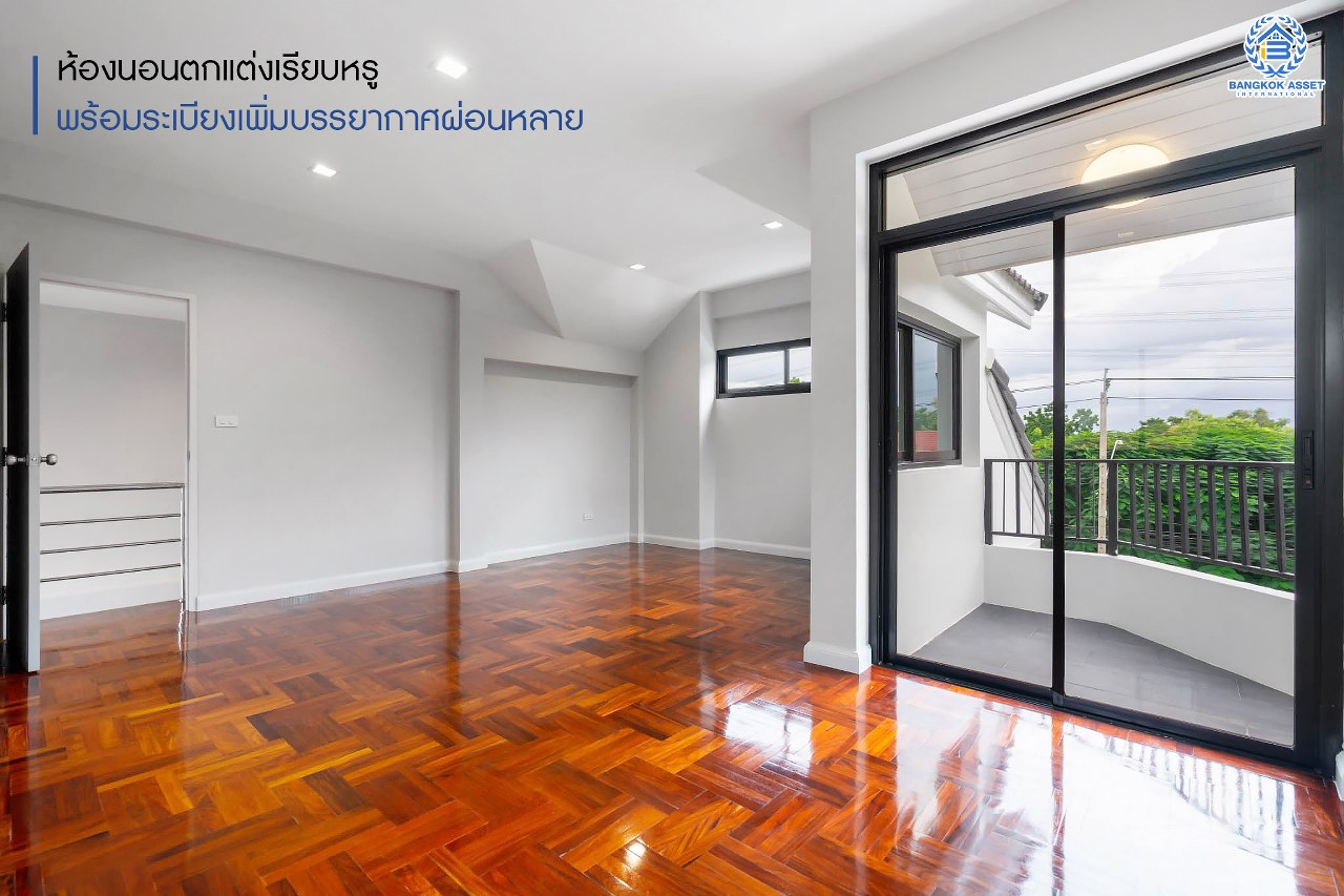 คฤหาสน์ตกแต่งใหม่ ดีไซน์สุด Luxury ม.กฤษดานคร18 บรมราชชนนี สัมผัสความใหญ่กว่า 3 ชั้น บนเนื้อที่ถึง 256 ตร.ว. #แปลงมุมที่สวยที่สุดในโครงการ! อีกระดับของฟังก์ชั่น 5 ห้องนอน, 1 ห้องแม่บ้าน, 5 ห้องน้ำ, 2 Living Room , ห้องครัว 2 สไตล์ และสามารถจอดรถได้ถึง 8 คัน ท่ามกลางบรรยากาศความ Private พร้อมโซนใกล้ส่วนกลาง บนทำเลศักยภาพเชื่อมต่อหลายเส้นทาง ใกล้Central Pinklao, ม.มหิดล , ทางด่วน ฯลฯ