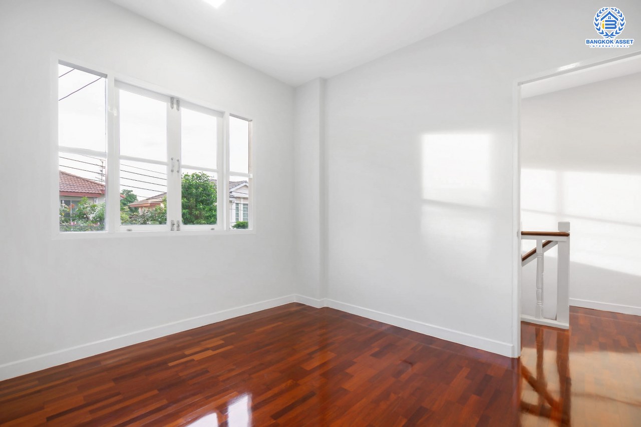 บ้านมือสองตกแต่งใหม่ คุณภาพแบรนด์ LH ม.ชัยพฤกษ์1 ติวานนท์-ราชพฤกษ์ เนื้อที่ 50.6 ตร.ว. ฟังก์ชั่น 3 ห้องนอน 2 ห้องน้ำ 2 ที่จอดรถ โซนต้นโครงการเดินทางสะดวก รองรับทุกการอยู่อาศัย บนทำเลติดถนน 345 เชื่อมต่อทั้งถ.ราชพฤกษ์ ,ติวานนท์ ใกล้โรบินสัน และทางด่วนศรีสมาน