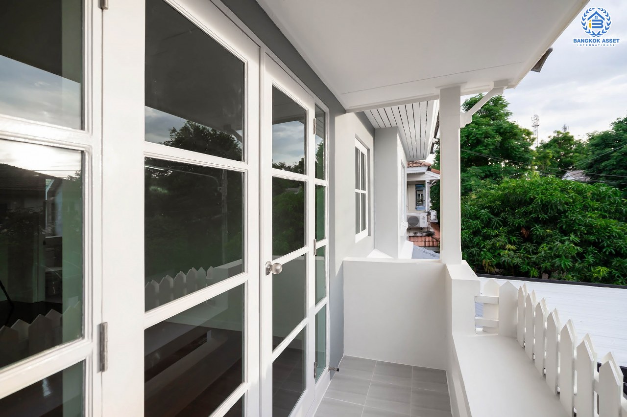 บ้านมือสองตกแต่งใหม่ คุณภาพแบรนด์ LH ม.ชัยพฤกษ์1 ติวานนท์-ราชพฤกษ์ เนื้อที่ 50.6 ตร.ว. ฟังก์ชั่น 3 ห้องนอน 2 ห้องน้ำ 2 ที่จอดรถ โซนต้นโครงการเดินทางสะดวก รองรับทุกการอยู่อาศัย บนทำเลติดถนน 345 เชื่อมต่อทั้งถ.ราชพฤกษ์ ,ติวานนท์ ใกล้โรบินสัน และทางด่วนศรีสมาน