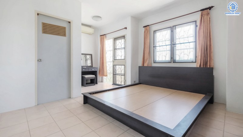 บ้านเดี่ยวมือสองนนทบุรี ม.เศรณีลากูน บางใหญ่-กาญจนาภิเษก (ซ.วัดลาดปลาดุก) บ้านพร้อมอยู่ เนื้อที่ 50 ตร.ว. ฟังก์ชั่น 3 ห้องนอน 3 ห้องน้ำ 2 ที่จอดรถ กว้างขวางบนพื้นที่ใช้สอยกว่า 200 ตร.ม. บนทำเลศักยภาพ เดินทางสะดวกสบาย ใกล้เซ็นทรัลเวสต์เกต และรถไฟฟ้าสายสีม่วง "สถานีคลองบางไผ่" ราคาสุดพิเศษ!!